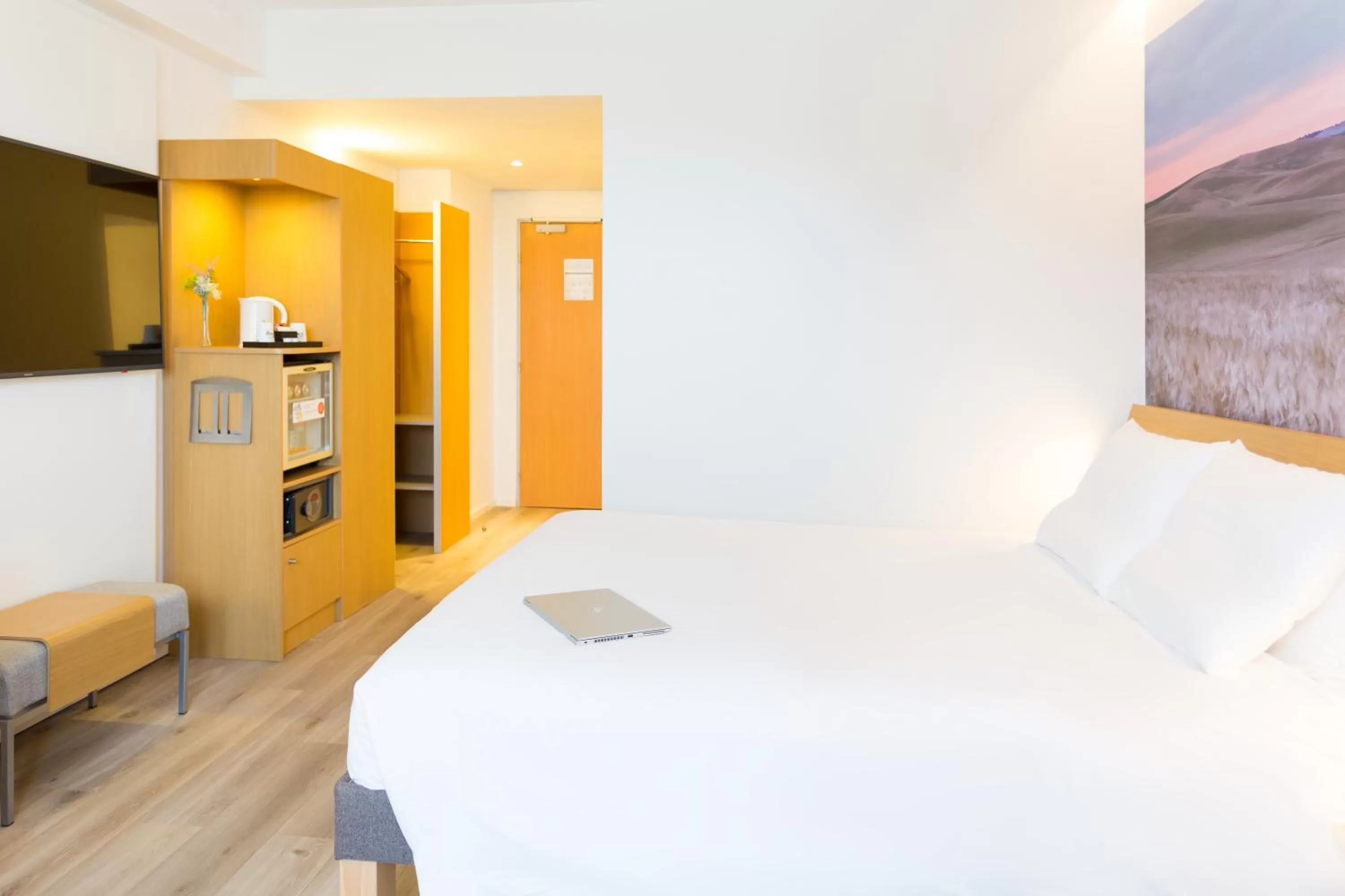 Coffee/tea facilities, Bed in Novotel Sevilla