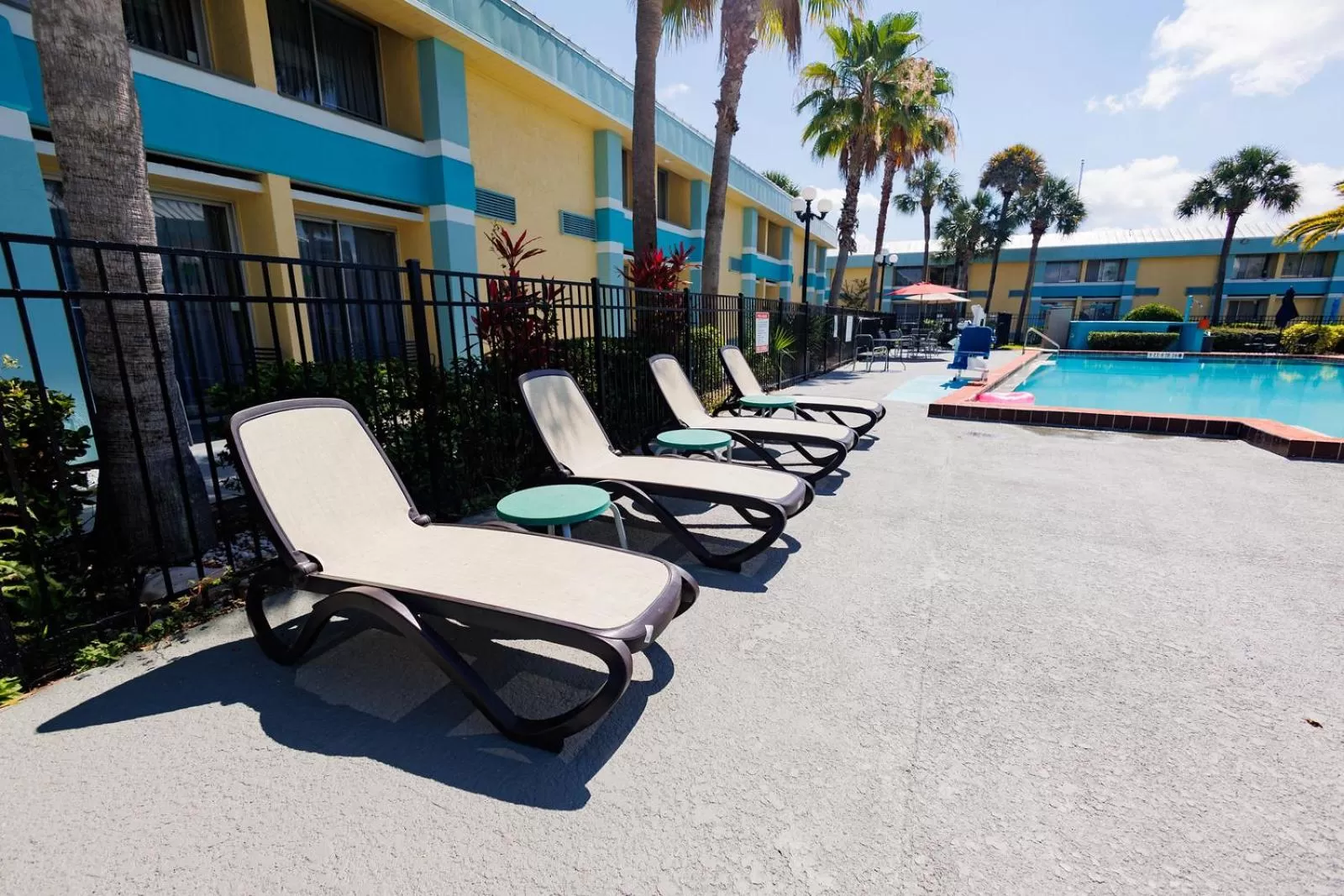 Swimming pool in Garnet Inn & Suites, Orlando
