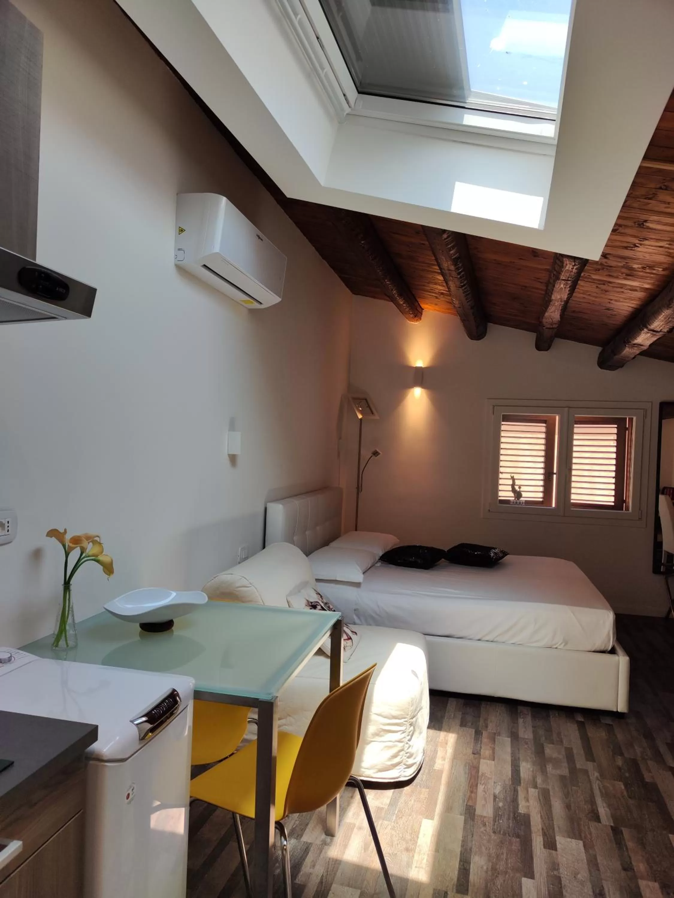 TV and multimedia, Bed in San Francesco Rooms and Apartment with Terrace in Palermo Locazione Turistica