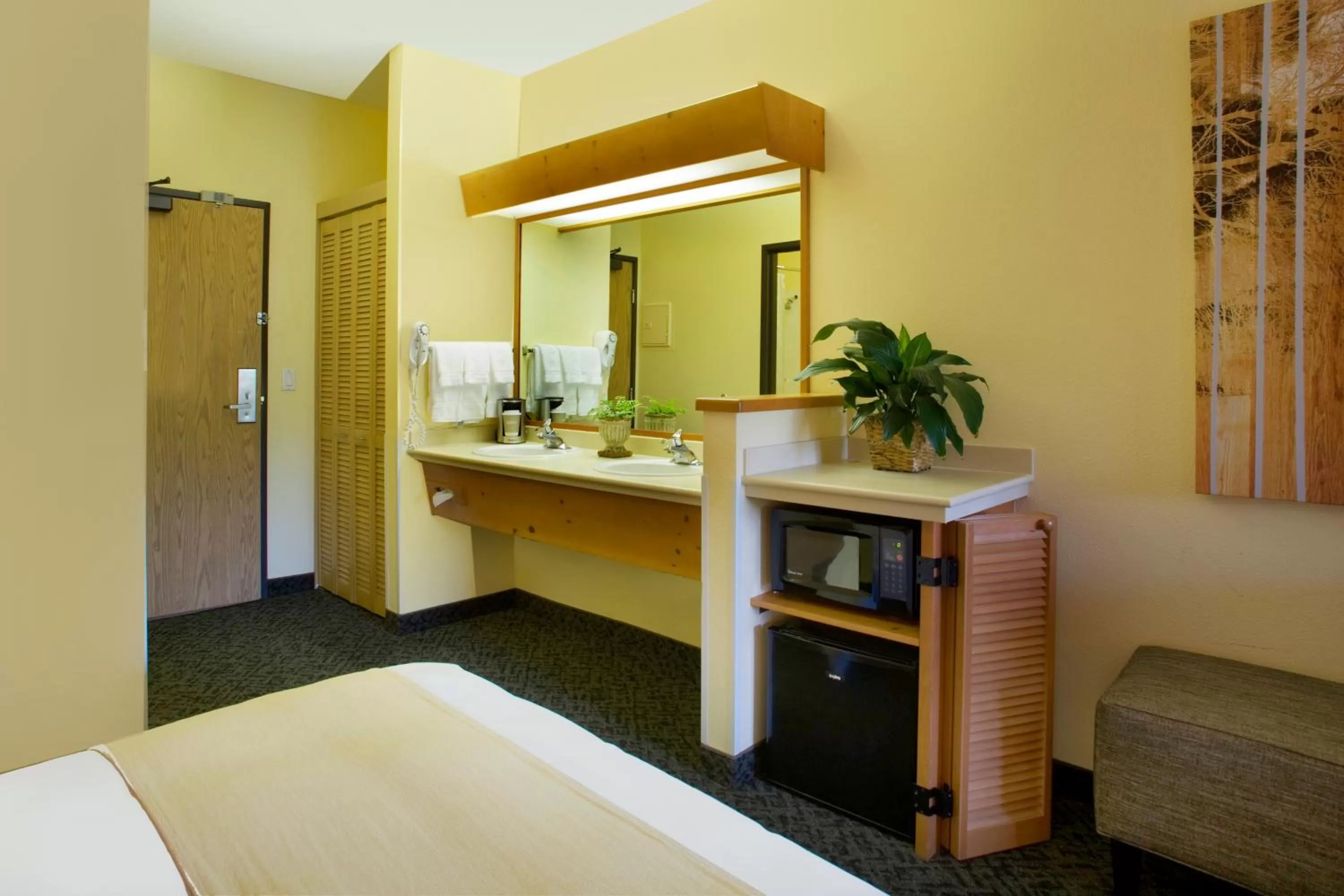 Coffee/tea facilities, Bed in Radisson Hotel Portland Airport
