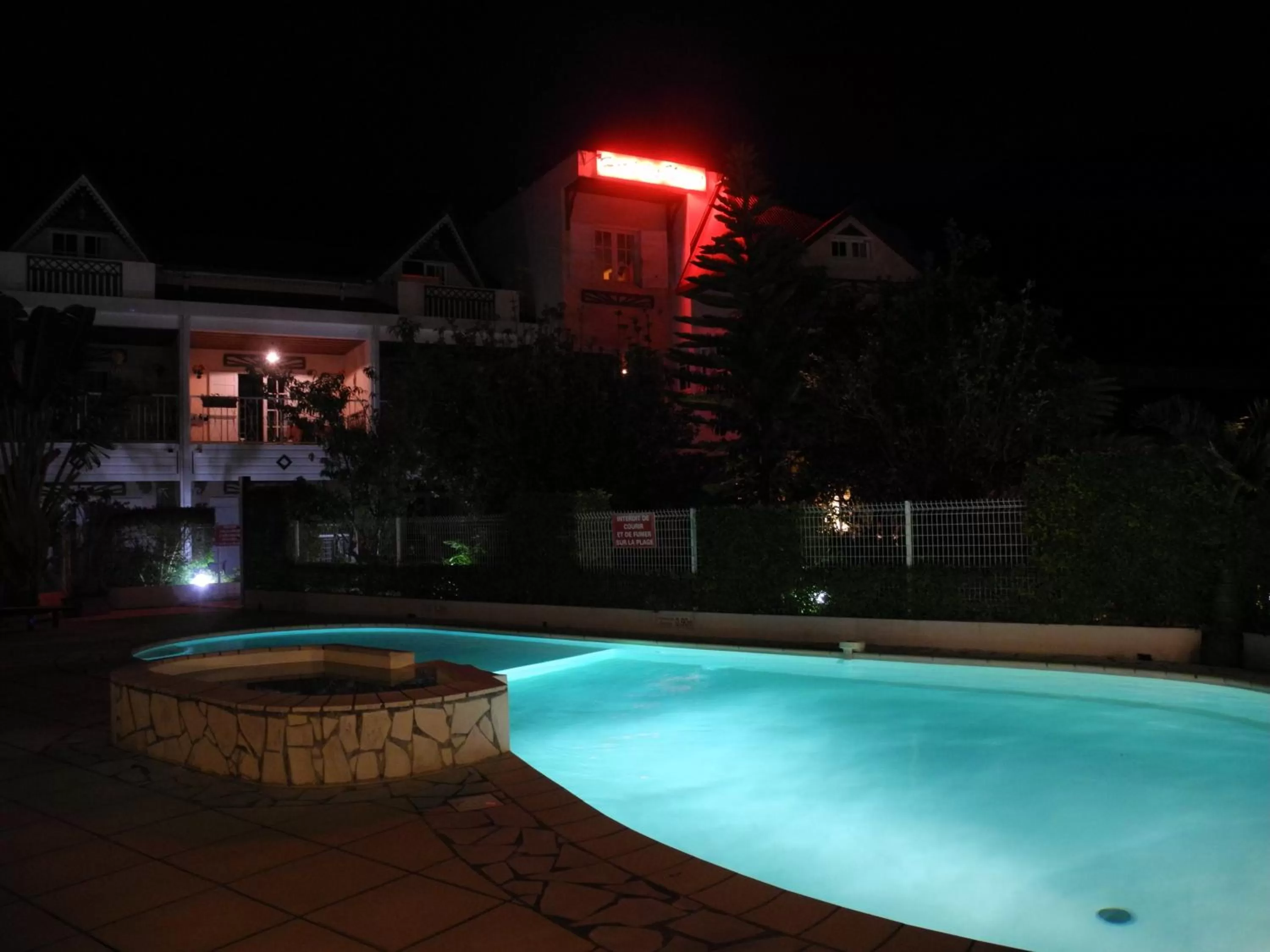 Facade/entrance, Swimming Pool in Hotel Des Neiges