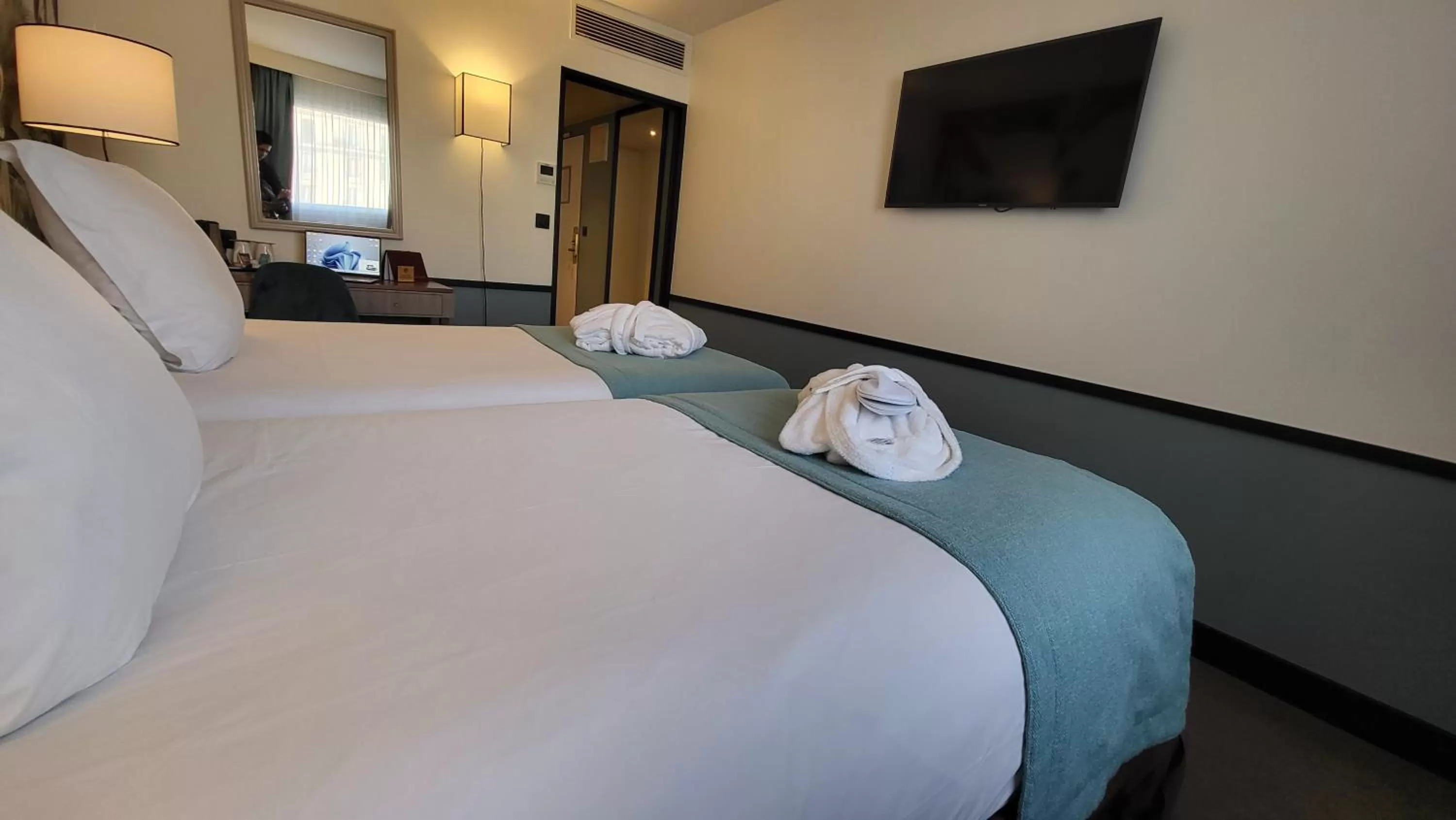 Bed in Hôtel Paris Neuilly