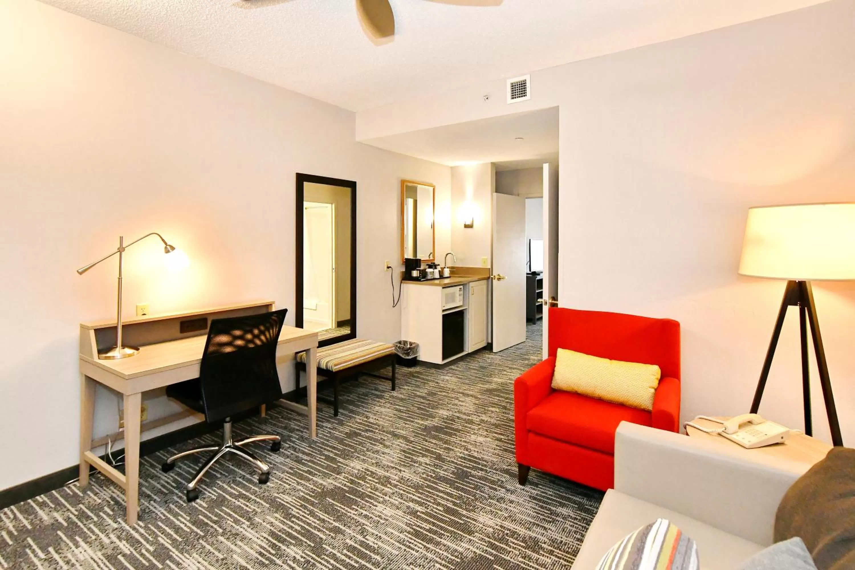 Seating Area in Country Inn & Suites by Radisson, Mount Morris, NY