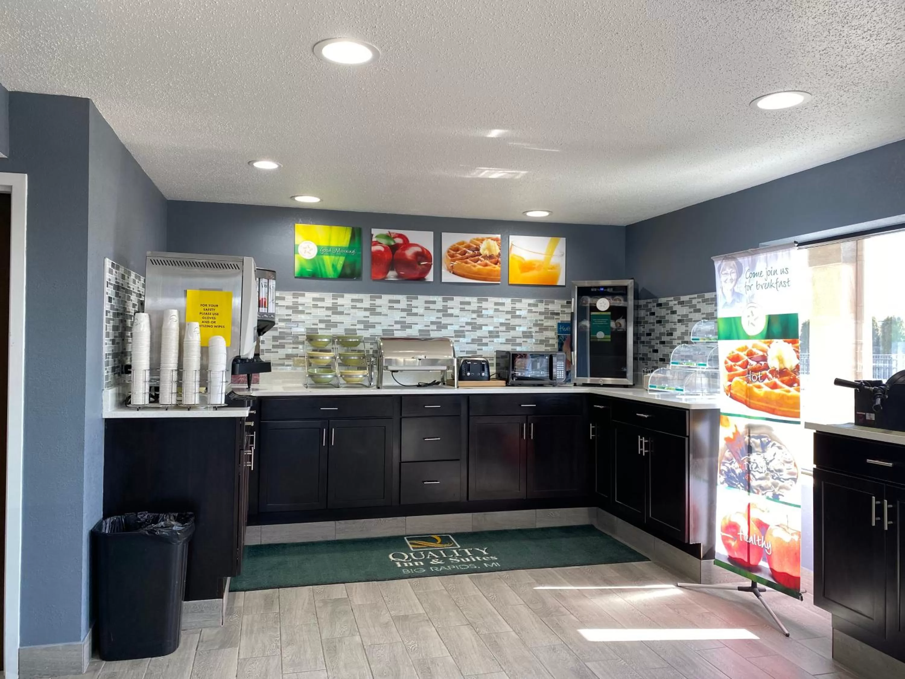 Breakfast in Quality Inn & Suites Big Rapids near University