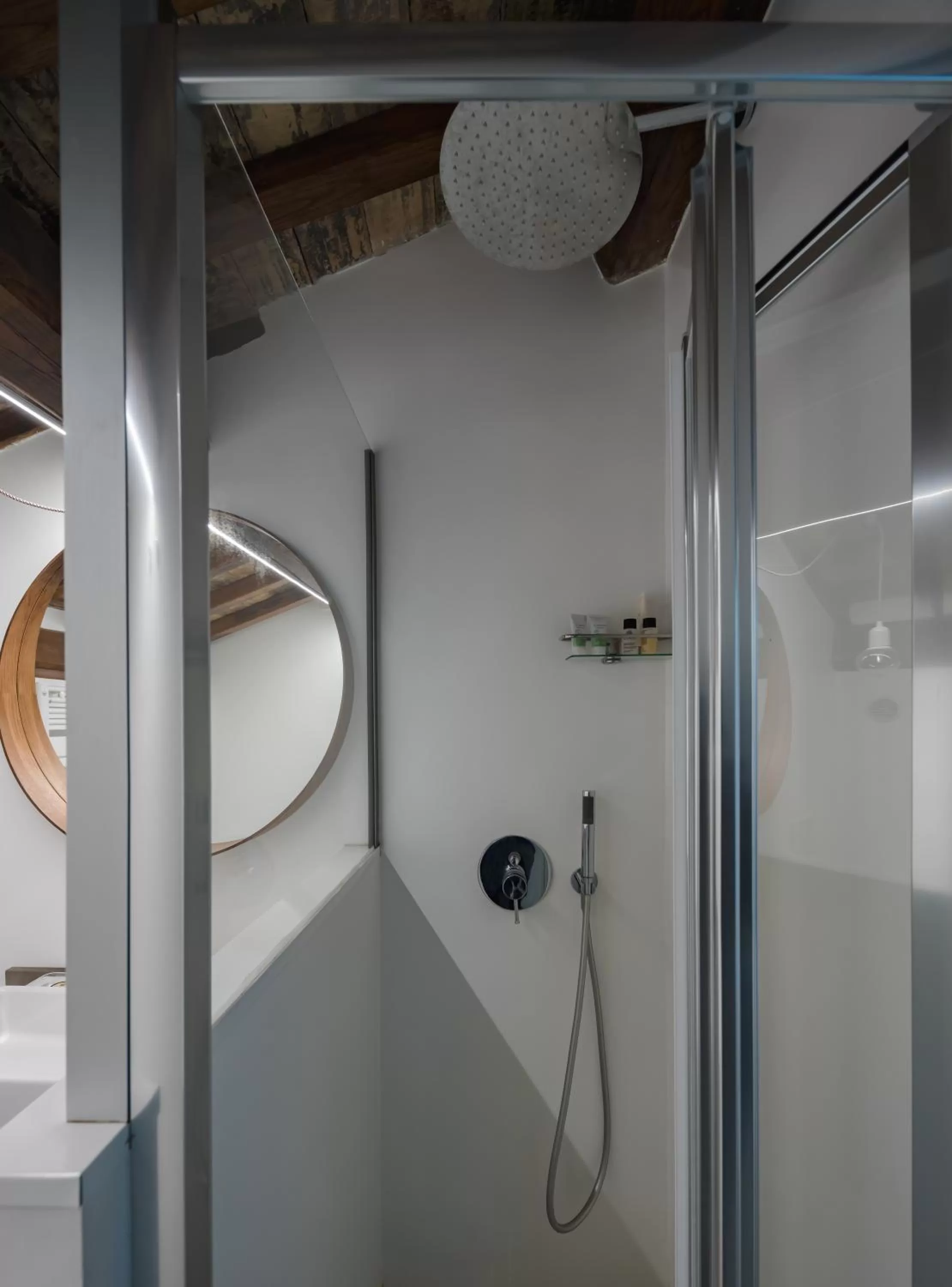 Shower in Palazzo Lupardi Relais