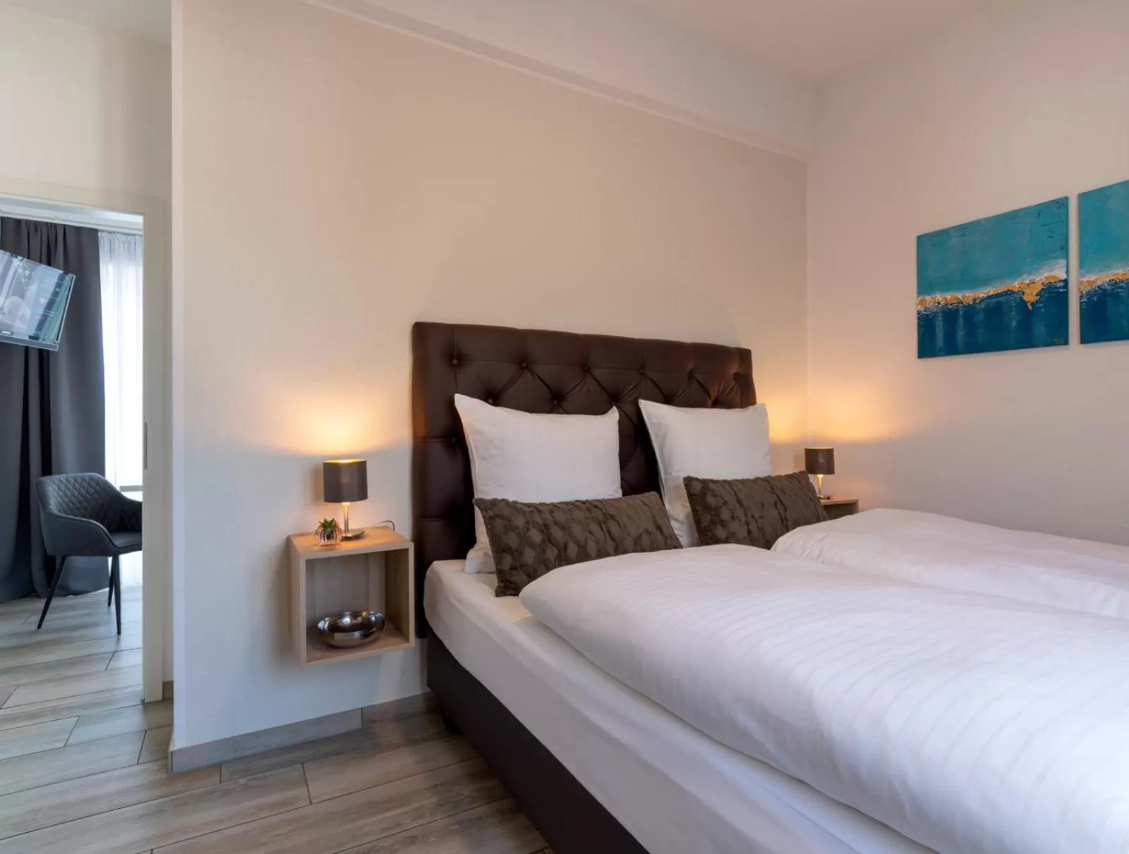 Bed in GLEUEL INN - digital hotel & serviced apartments & boardinghouse mit voll ausgestatteten Küchen