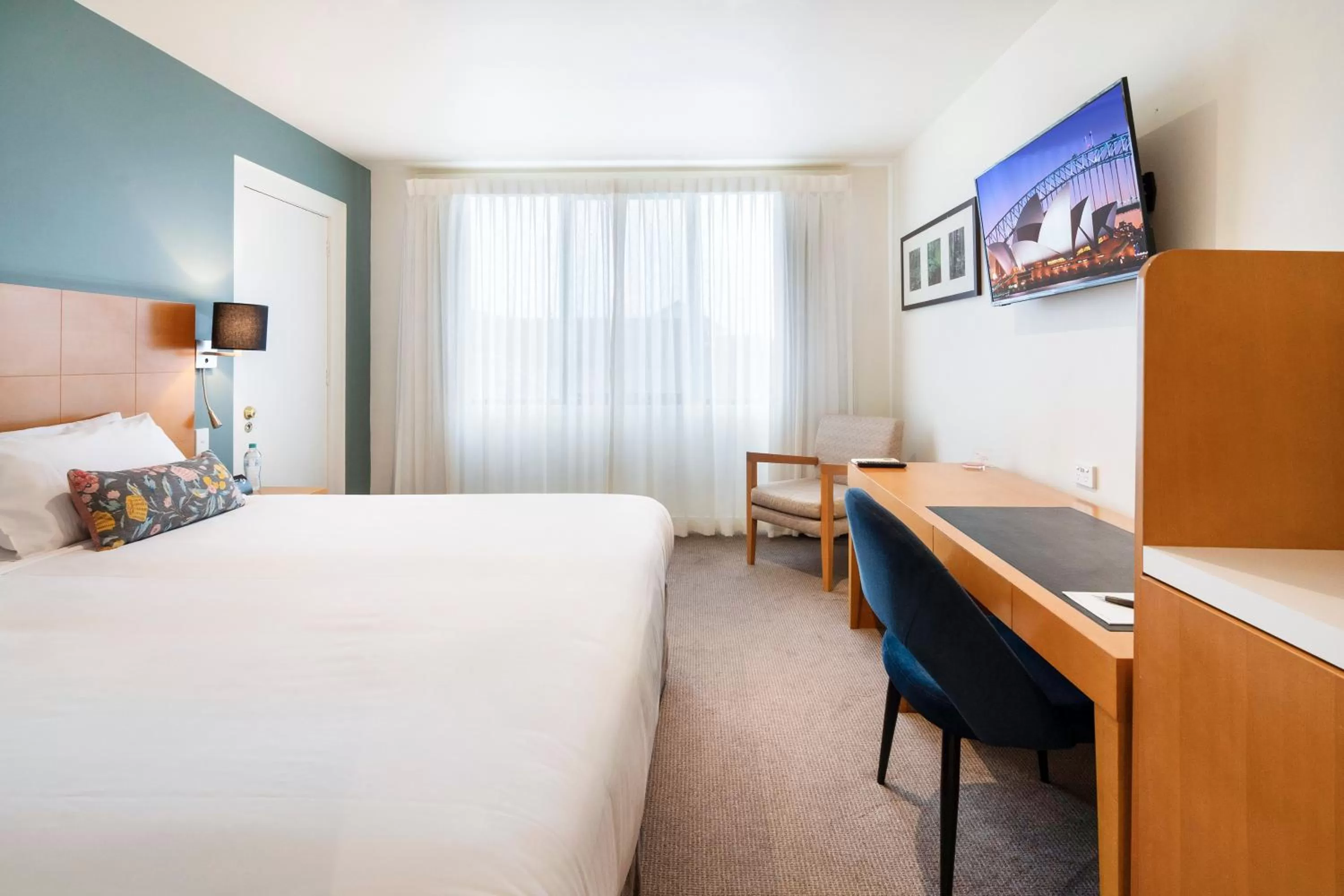 TV and multimedia, Bed in Nightelier Devonport Gateway Hotel