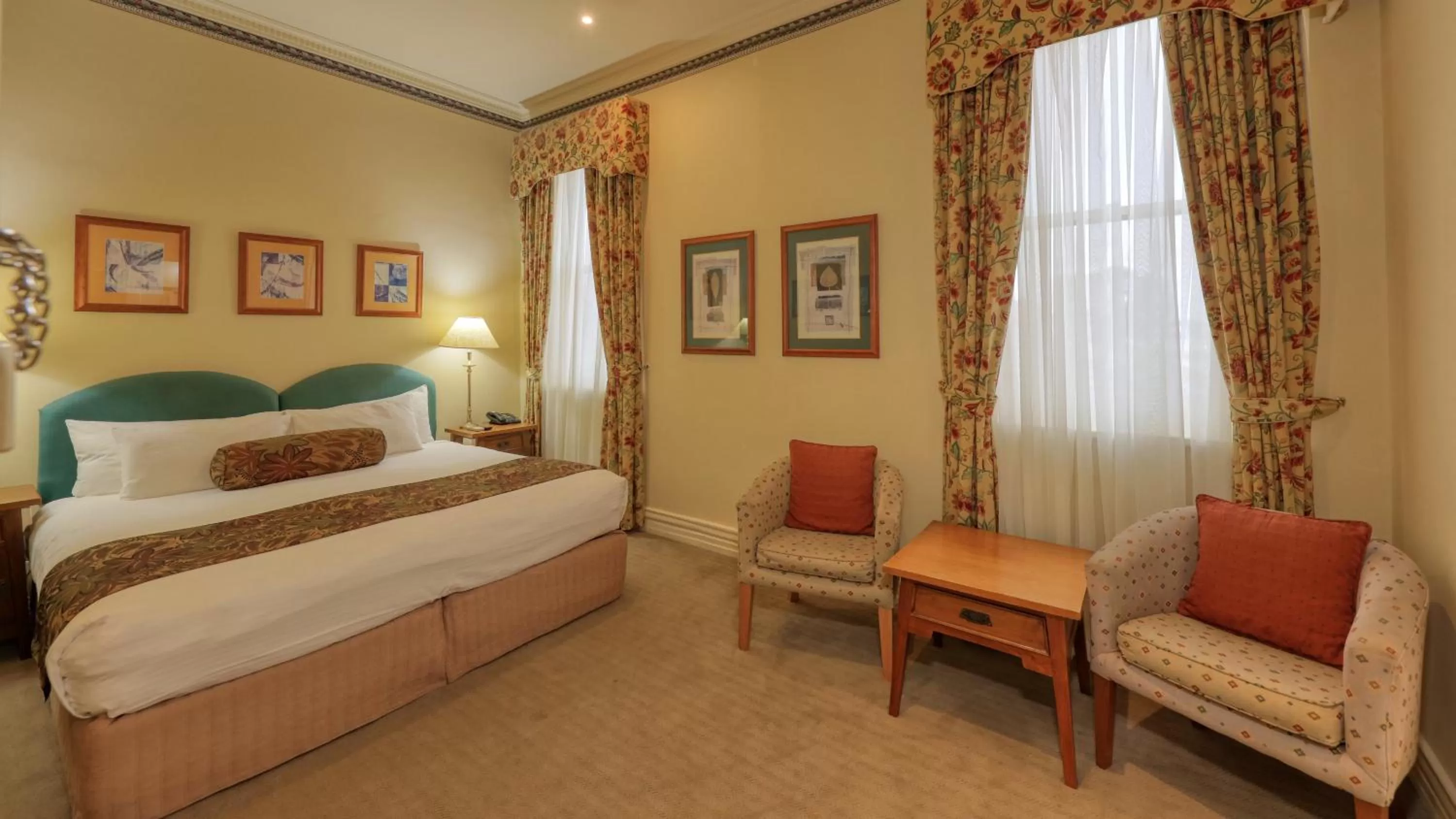 Photo of the whole room, Bed in Royal Exchange Hotel