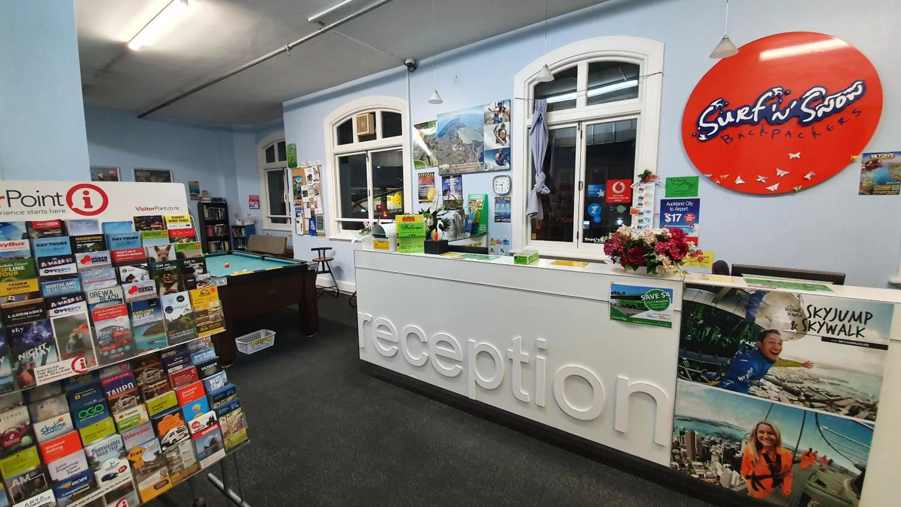 Living room in Surf 'N' Snow Backpackers Across Sky Tower