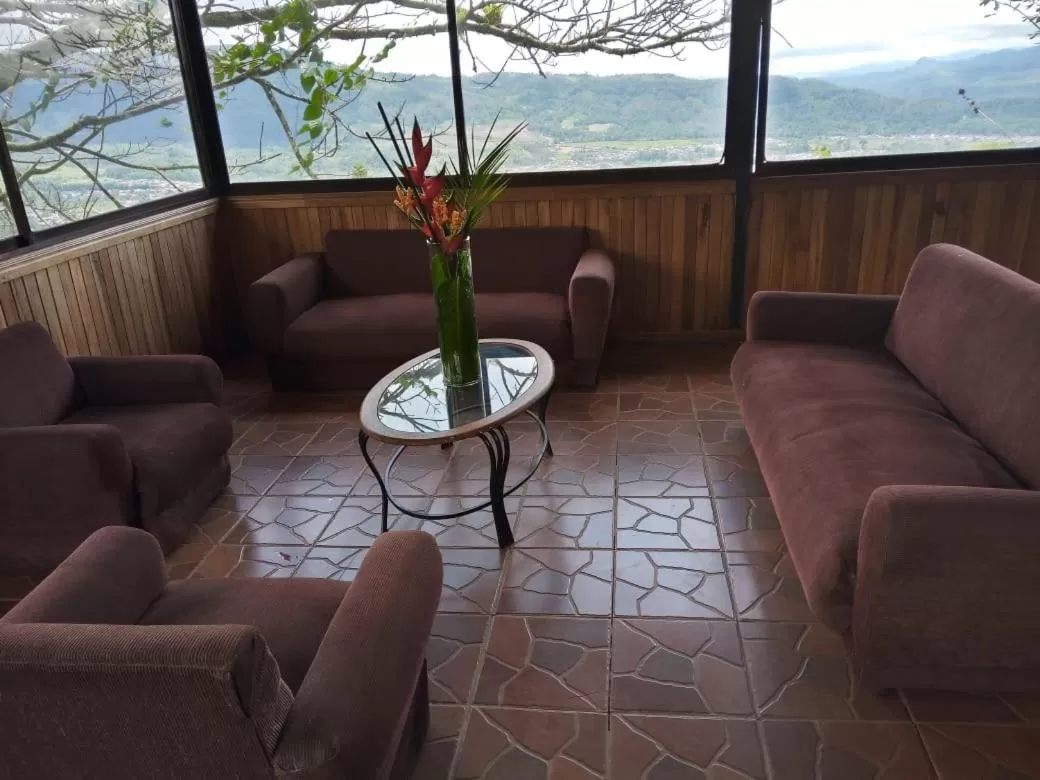 Living room in Hotel Green Mountain turrialba