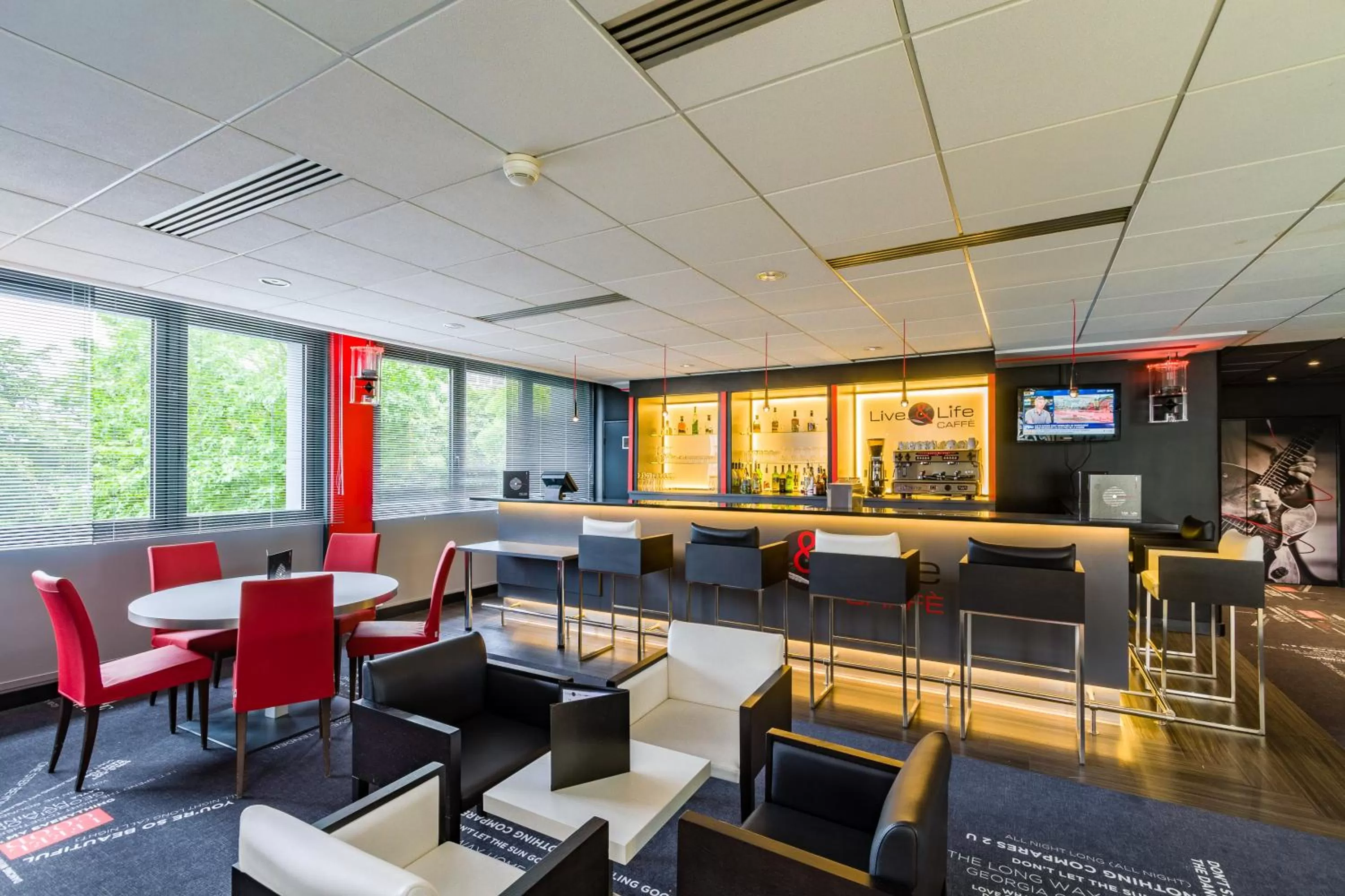 Lounge or bar in Novotel Tours Centre Gare