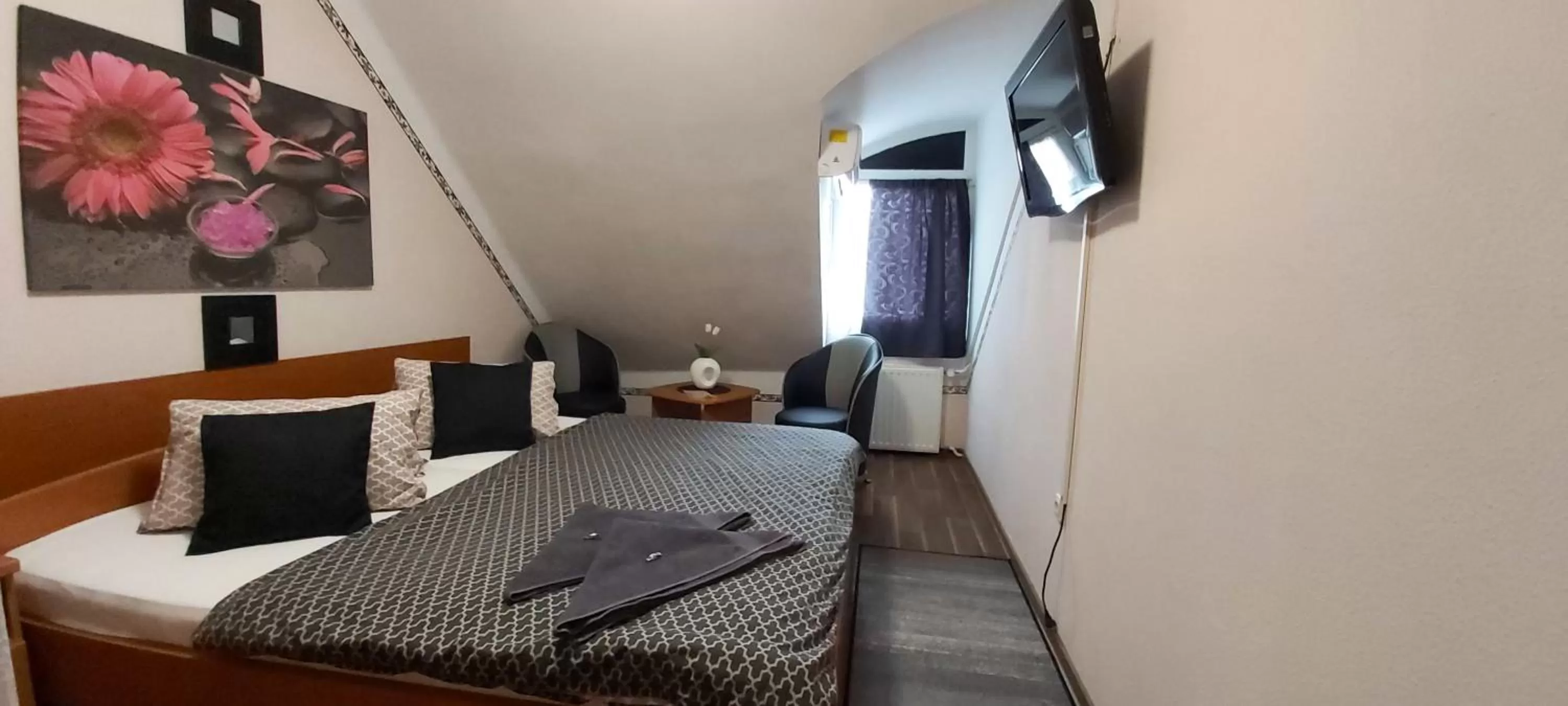 TV/Entertainment Center in Romantik Étterem - Panzió