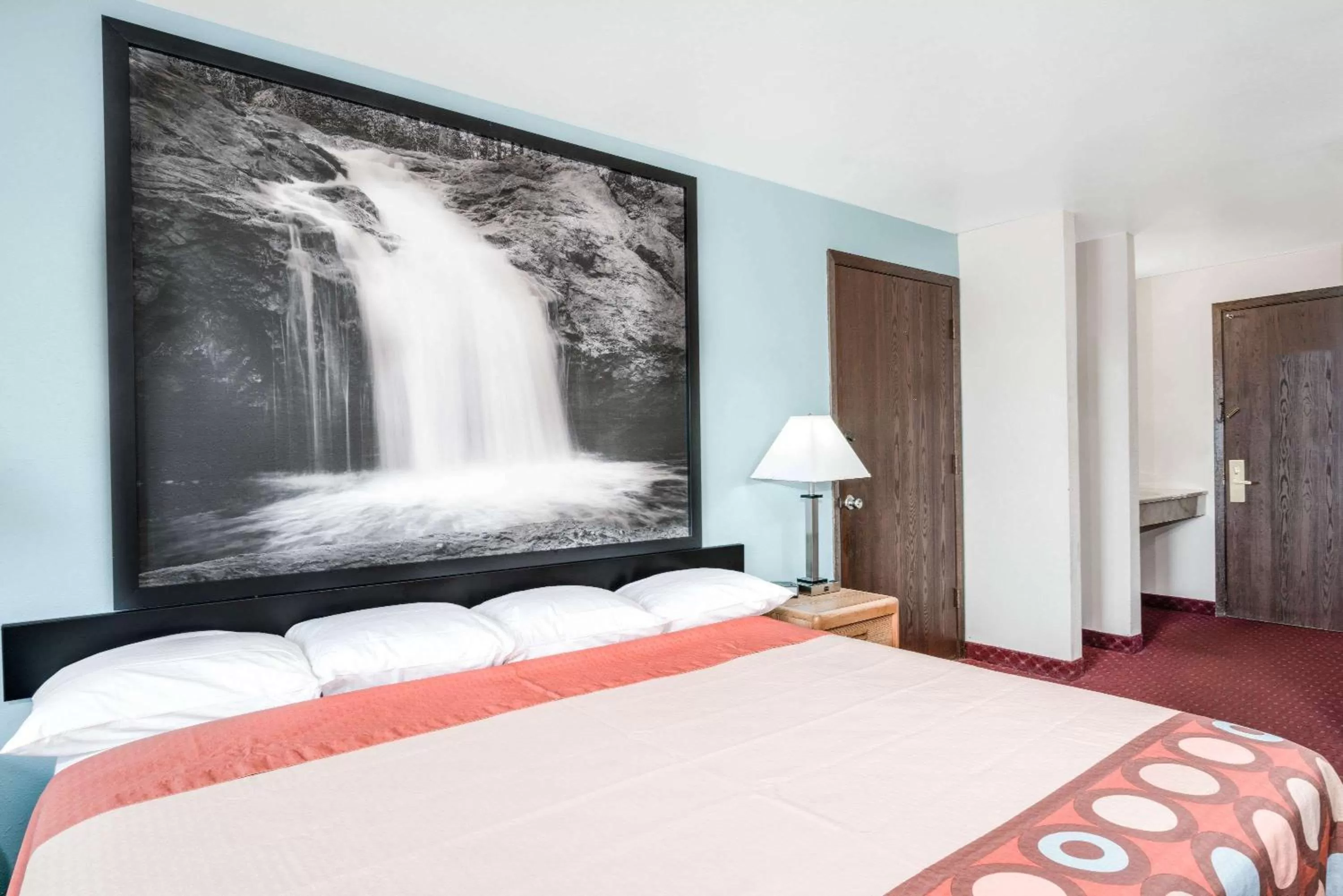 Photo of the whole room, Bed in Super 8 by Wyndham Tomah Wisconsin