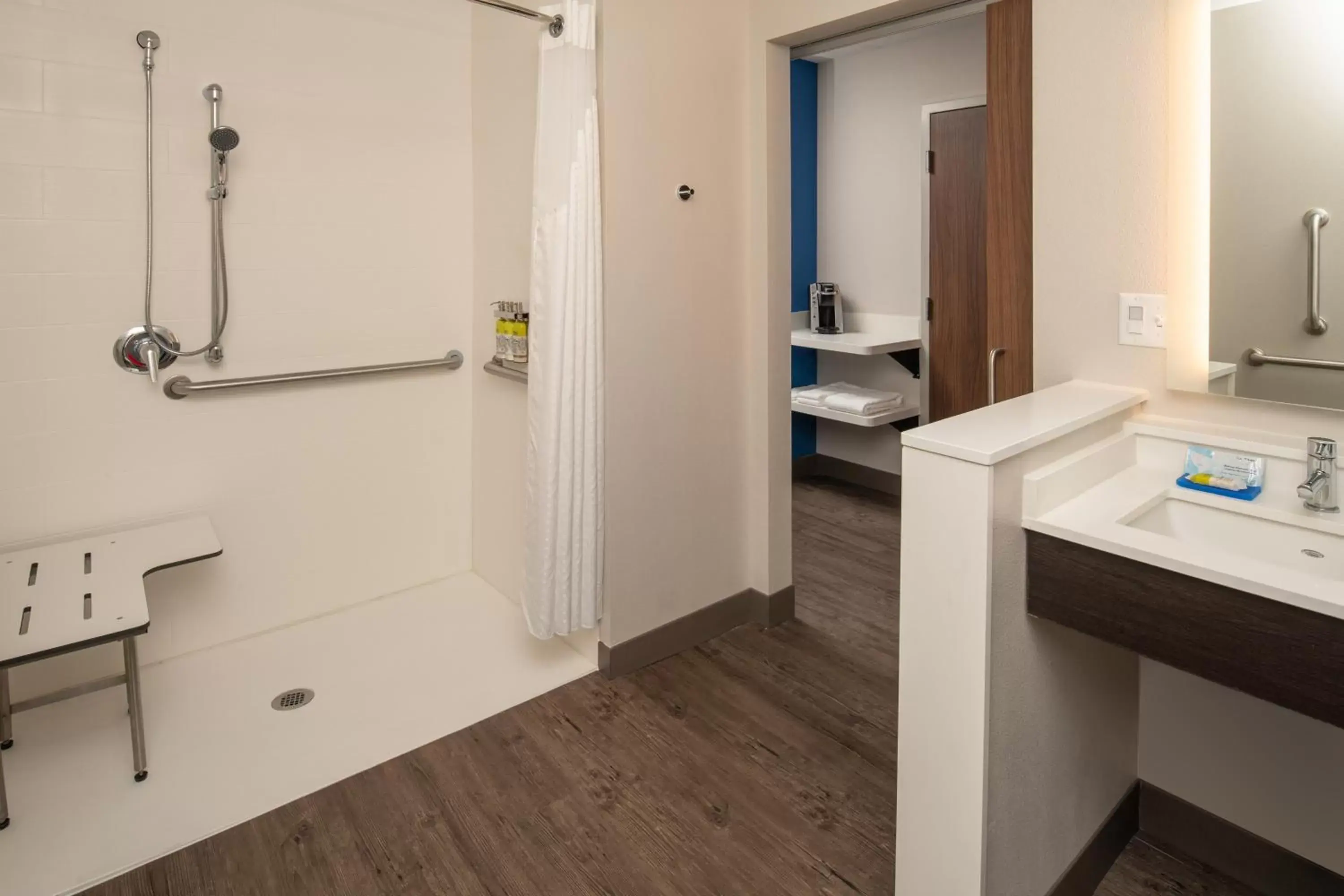 Standard Queen Room with Two Queen Beds and Mobility Accessible Tub in Holiday Inn Express & Suites - Camas, an IHG Hotel Standard Queen Room with Two Queen Beds and Mobility Accessible Tub in Holiday Inn Express & Suites - Camas, an IHG Hotel