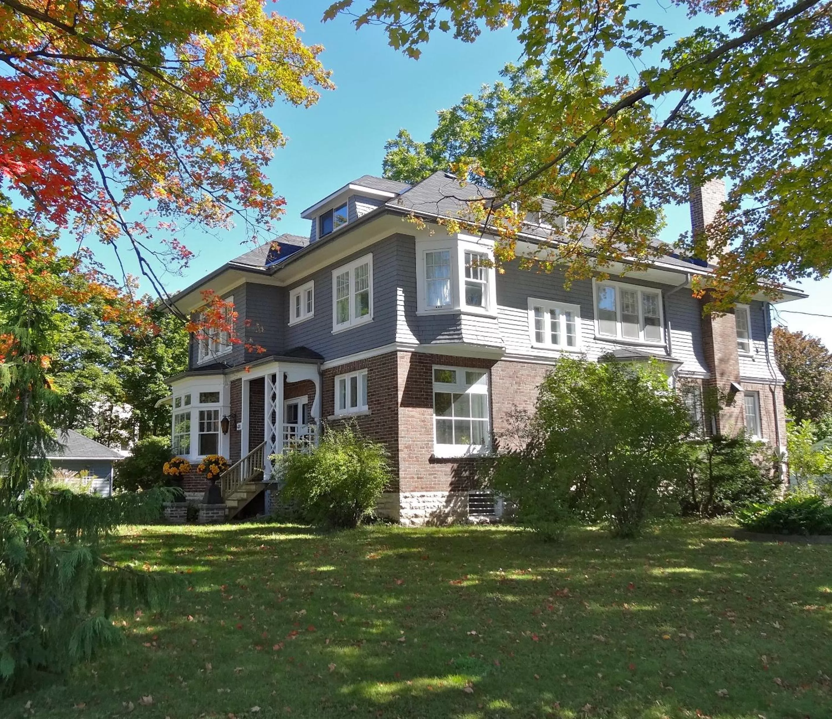 Facade/entrance in The Captain's House heritage bed & breakfast