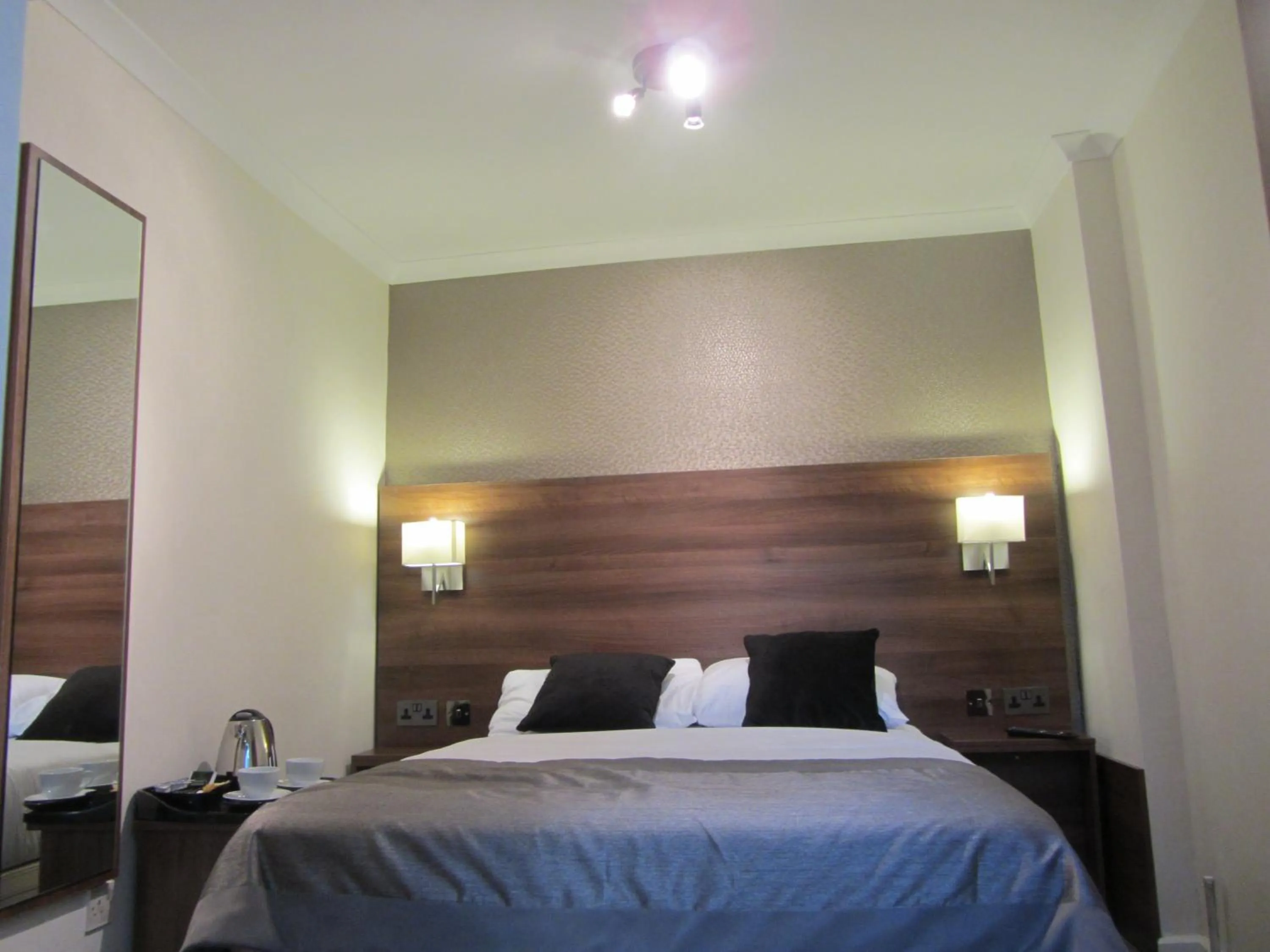 Photo of the whole room, Bed in Goodwood Hotel