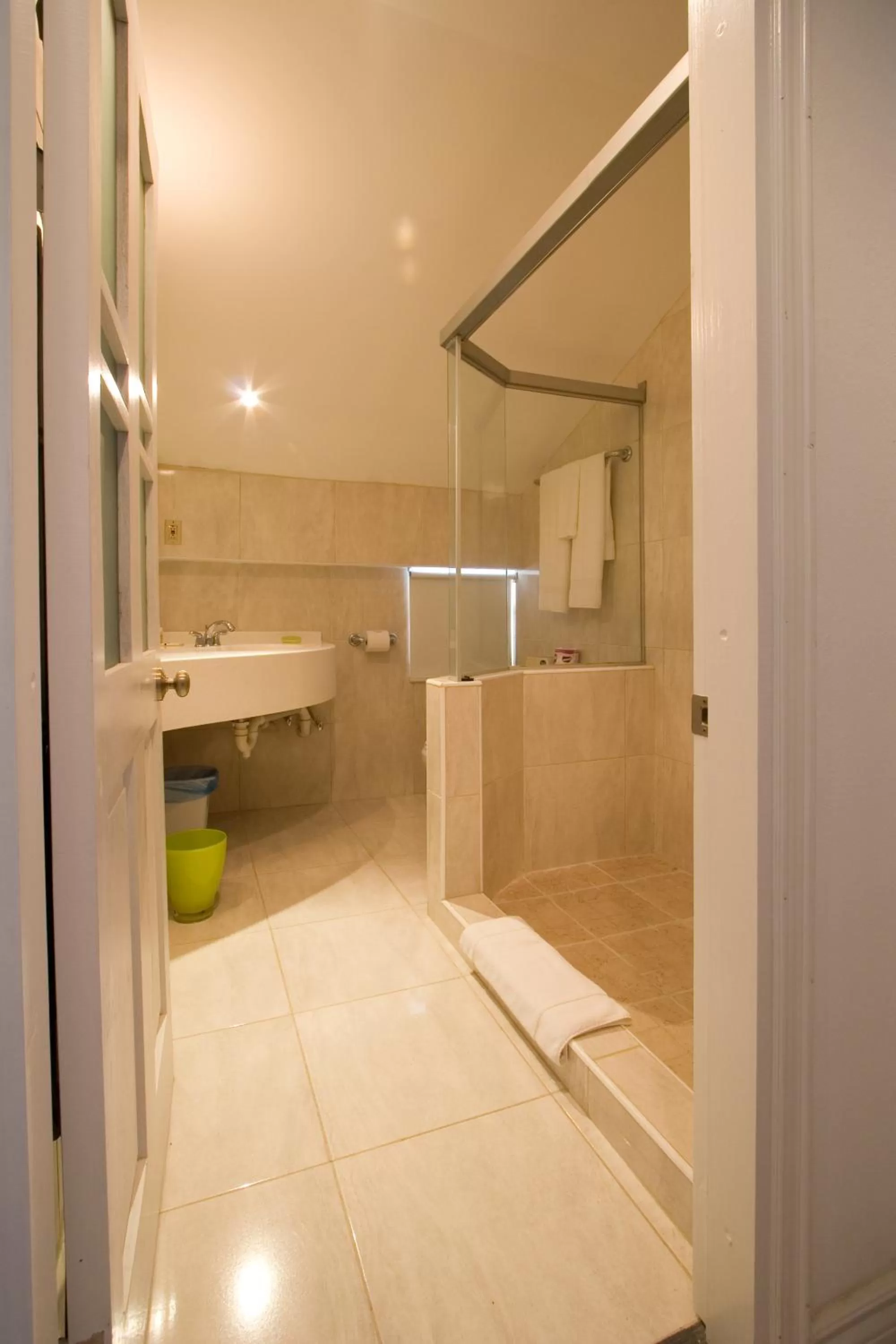 Bathroom in Hotel Normandie Limited