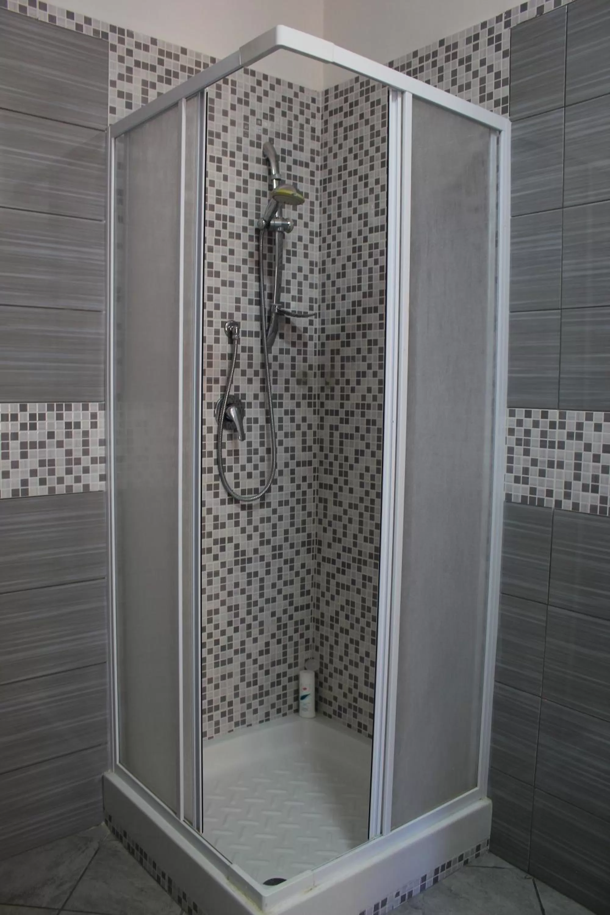 Shower, Bathroom in Stazione Centrale B&B