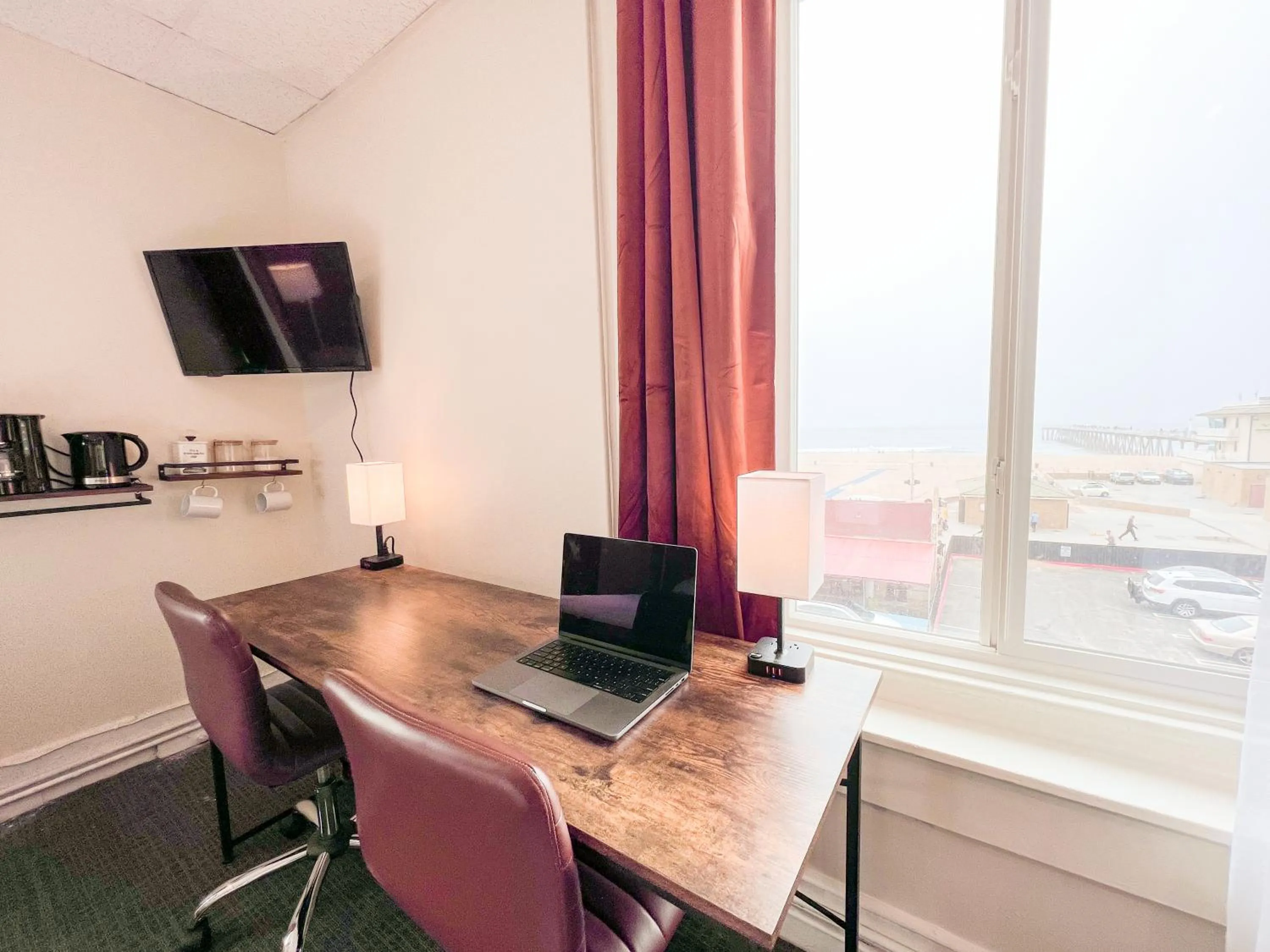 Bedroom, TV/Entertainment Center in ITH Surf City Hostel Hermosa Beach