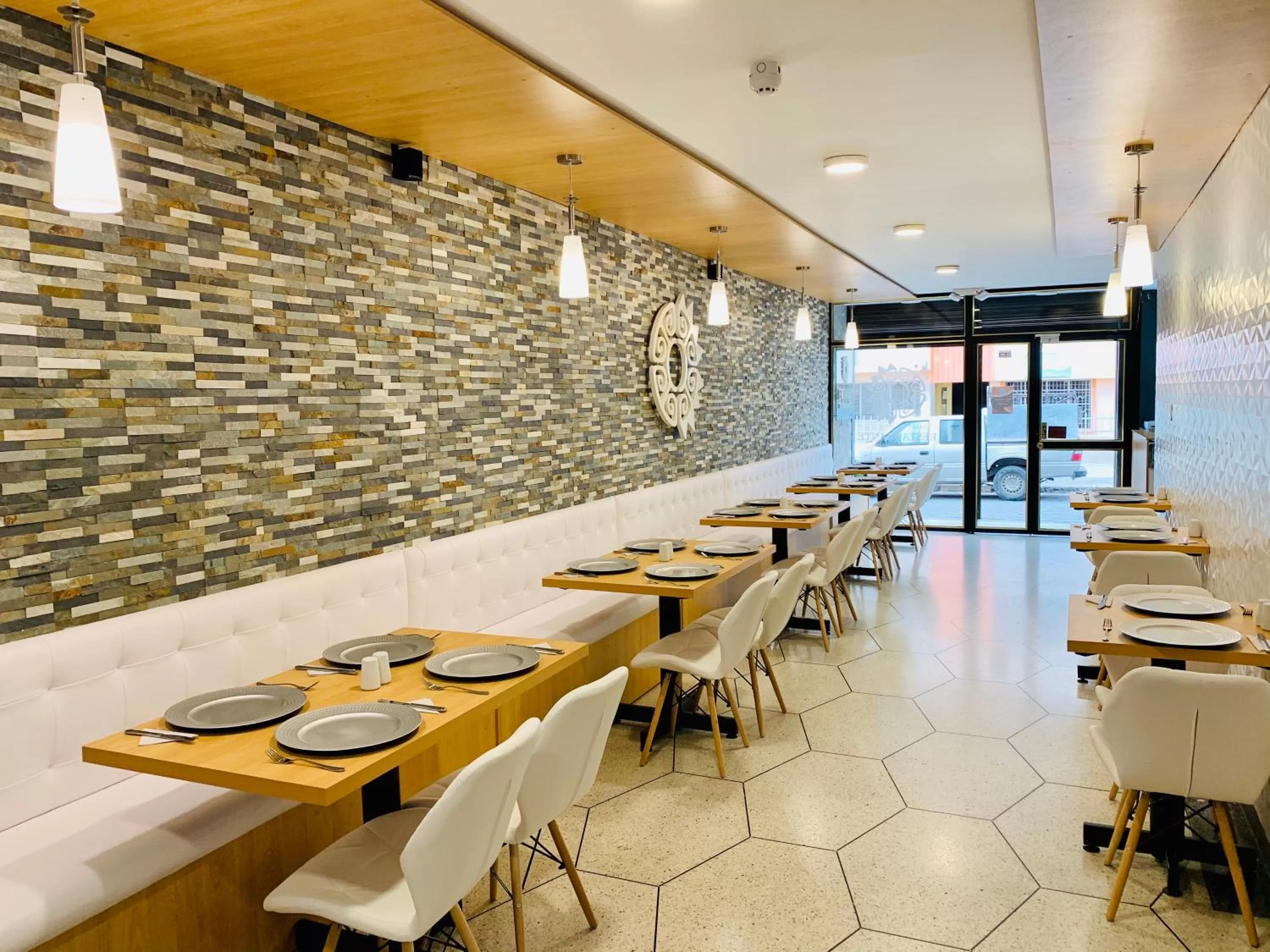 Restaurant/places to eat in Hotel Endamo