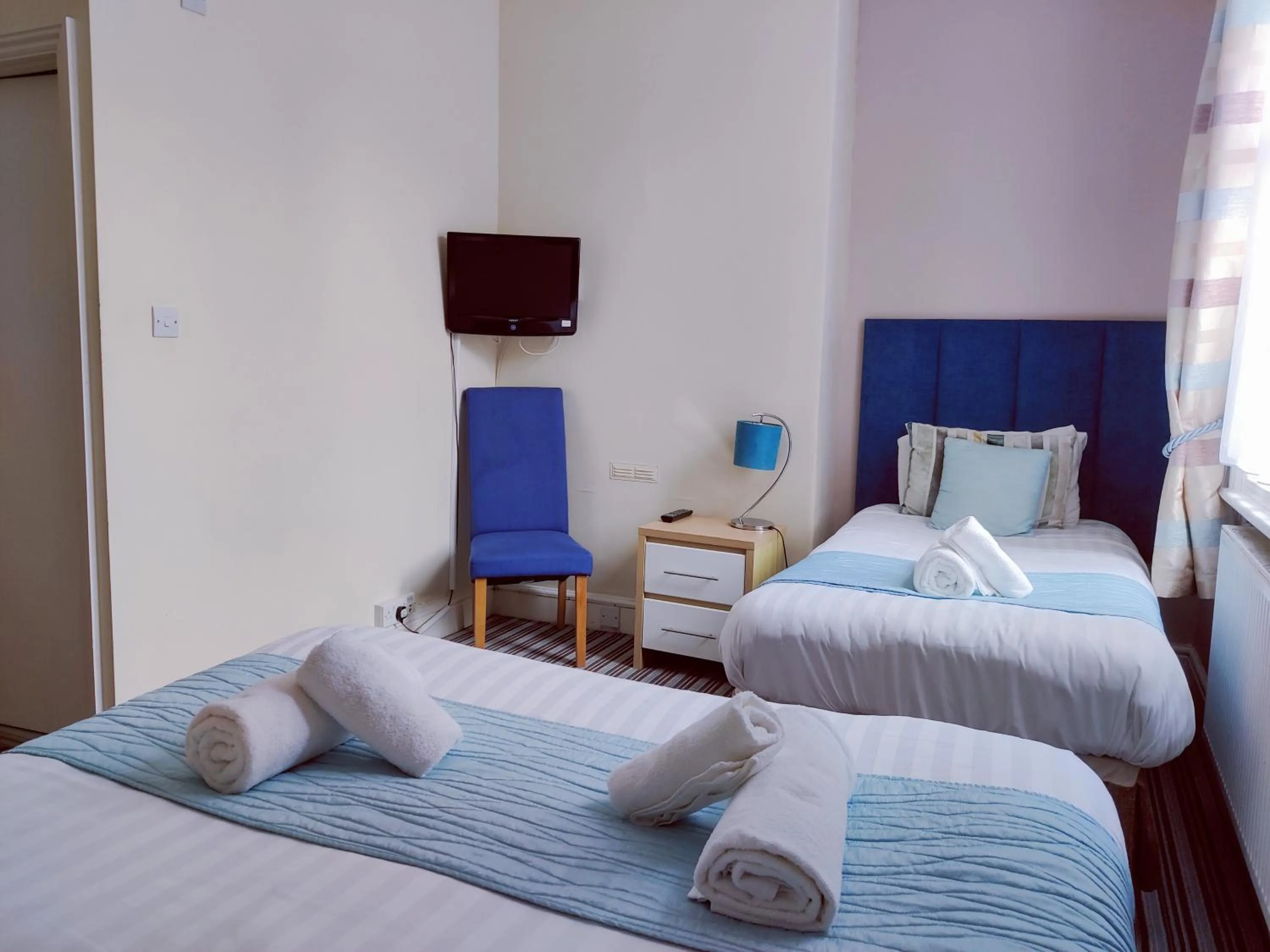 Bedroom, Bed in Wentworth House - Free Parking