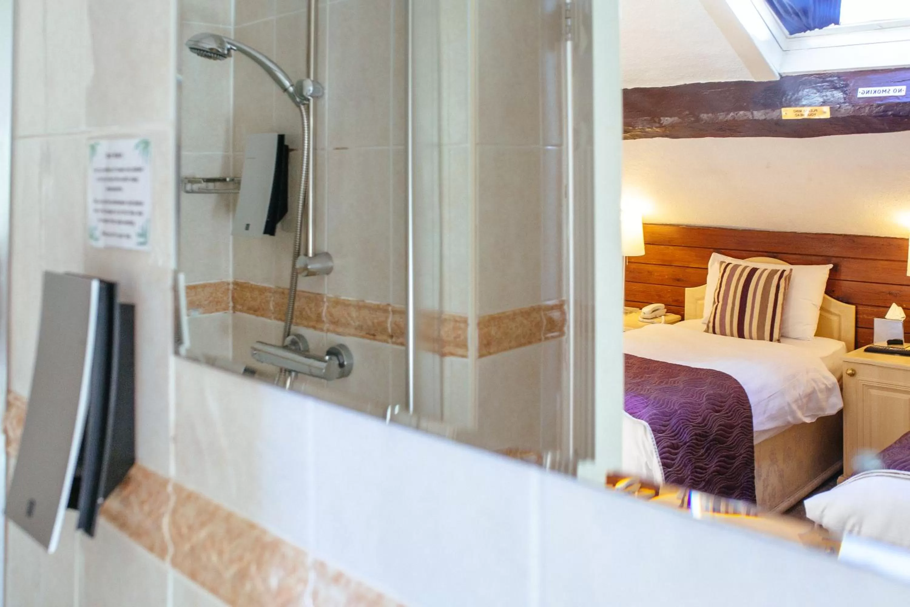 Bathroom, Bed in Pymgate Lodge Hotel Manchester Airport