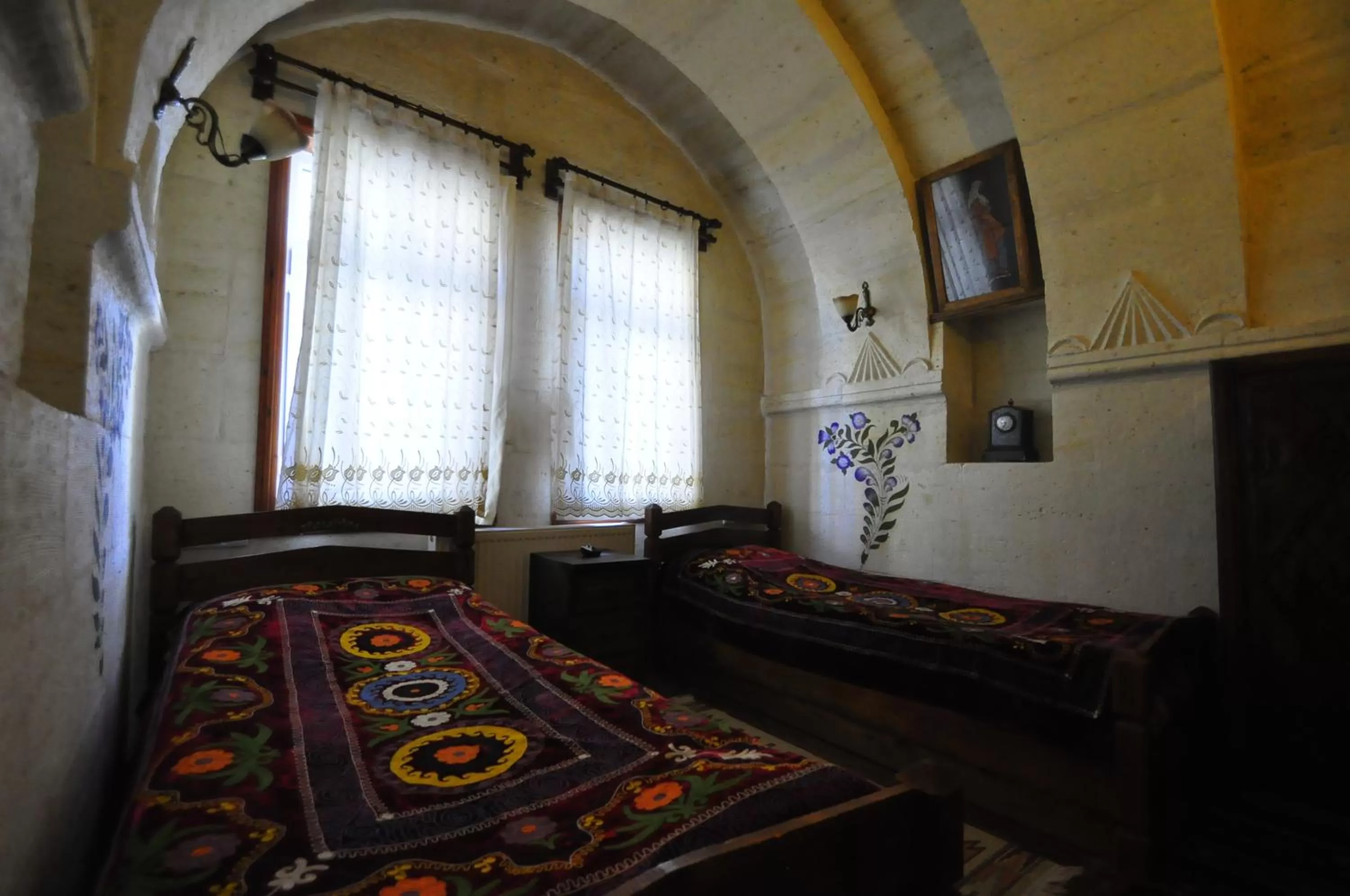 Photo of the whole room, Bed in Kismet Cave House