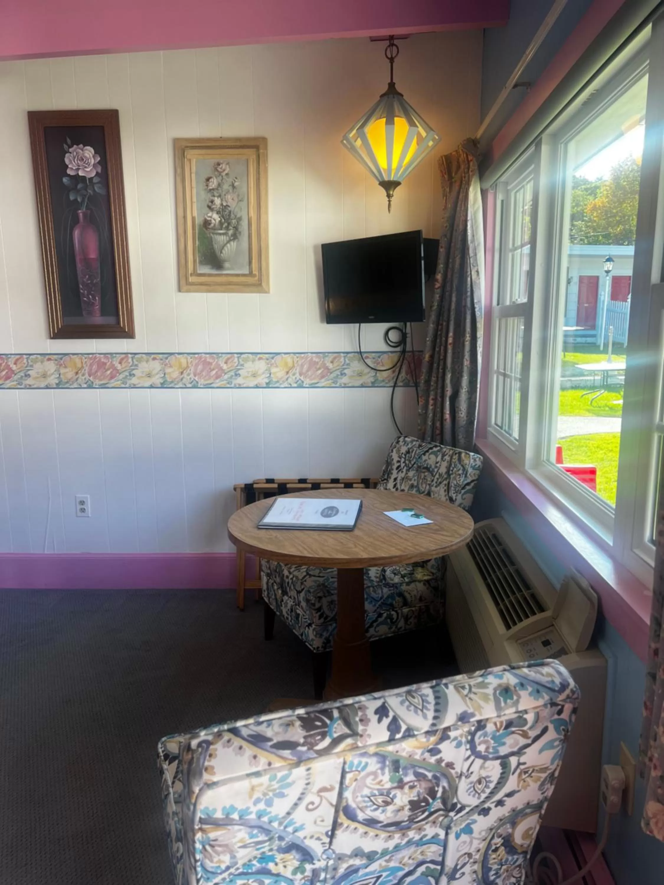 Seating area in Claddagh Motel & Suites