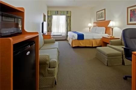 Photo of the whole room, Bed in Holiday Inn Express Hotel & Suites Columbus by IHG