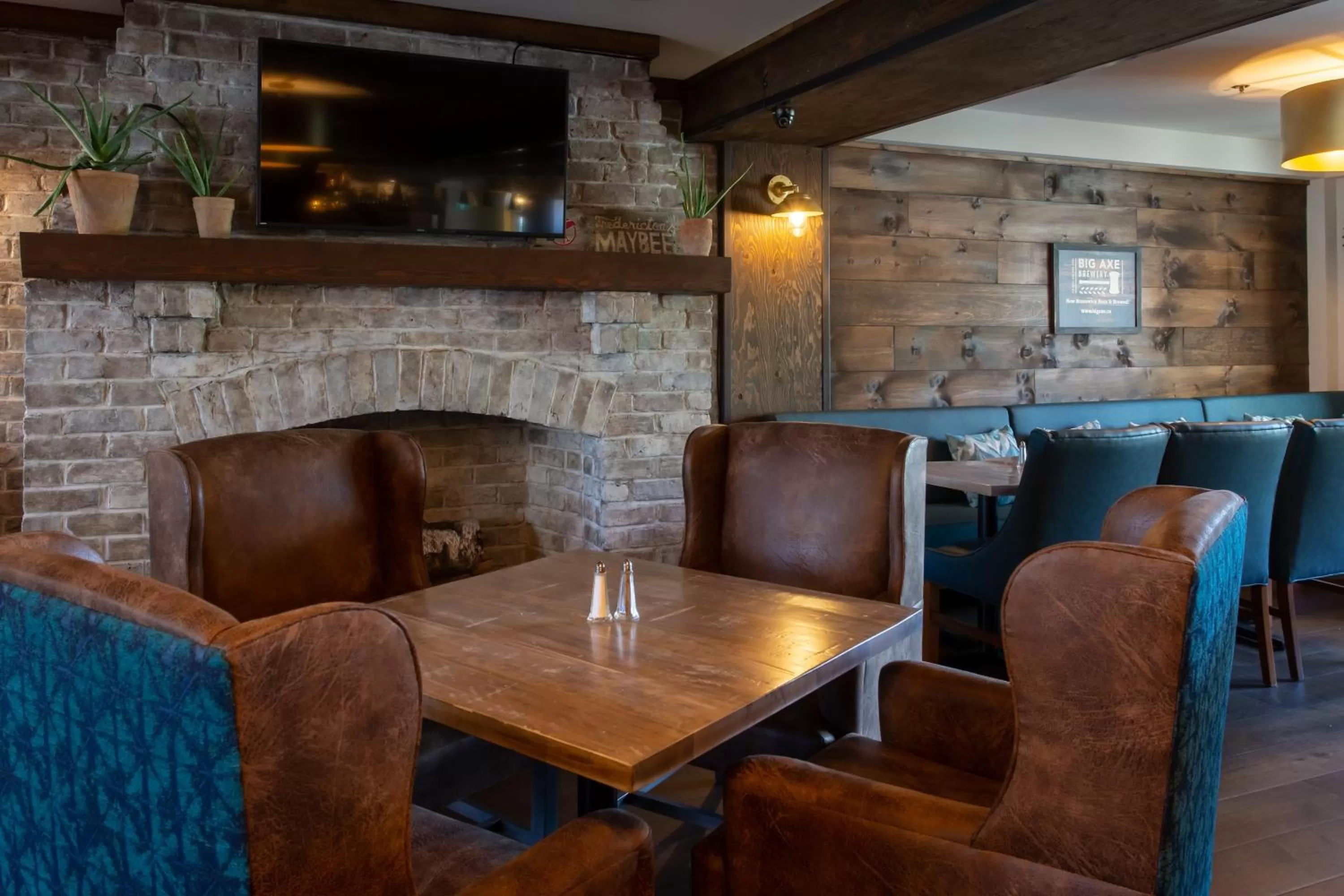 Lounge or bar in Crowne Plaza Fredericton Lord Beaverbrook by IHG