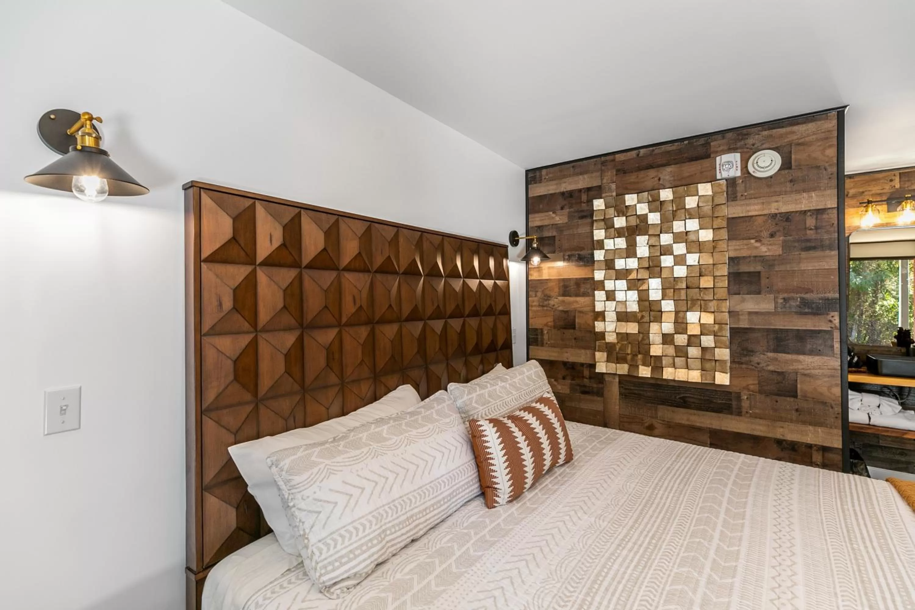 Bed in Candlewick Inn and Suites