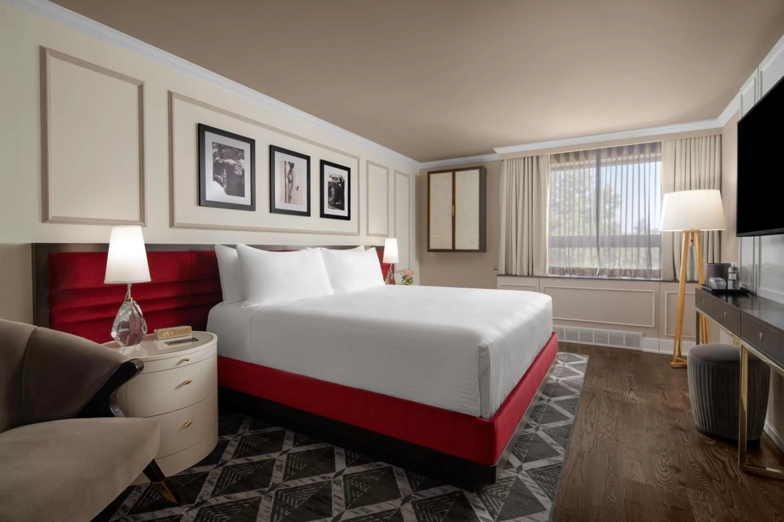 Photo of the whole room, Bed in The Drake Oak Brook, Autograph Collection