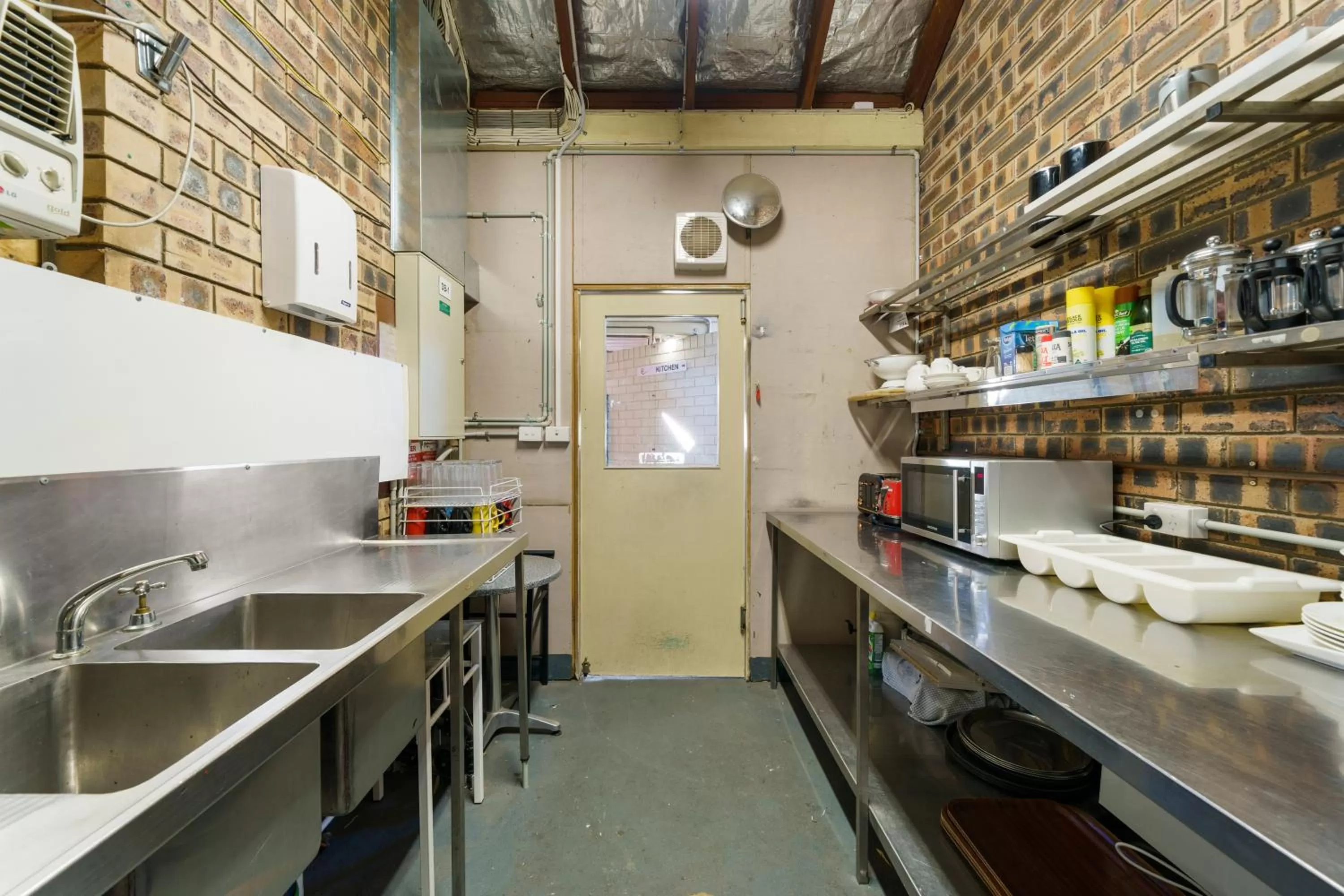 Communal kitchen in Esk Wivenhoe Motor Inn