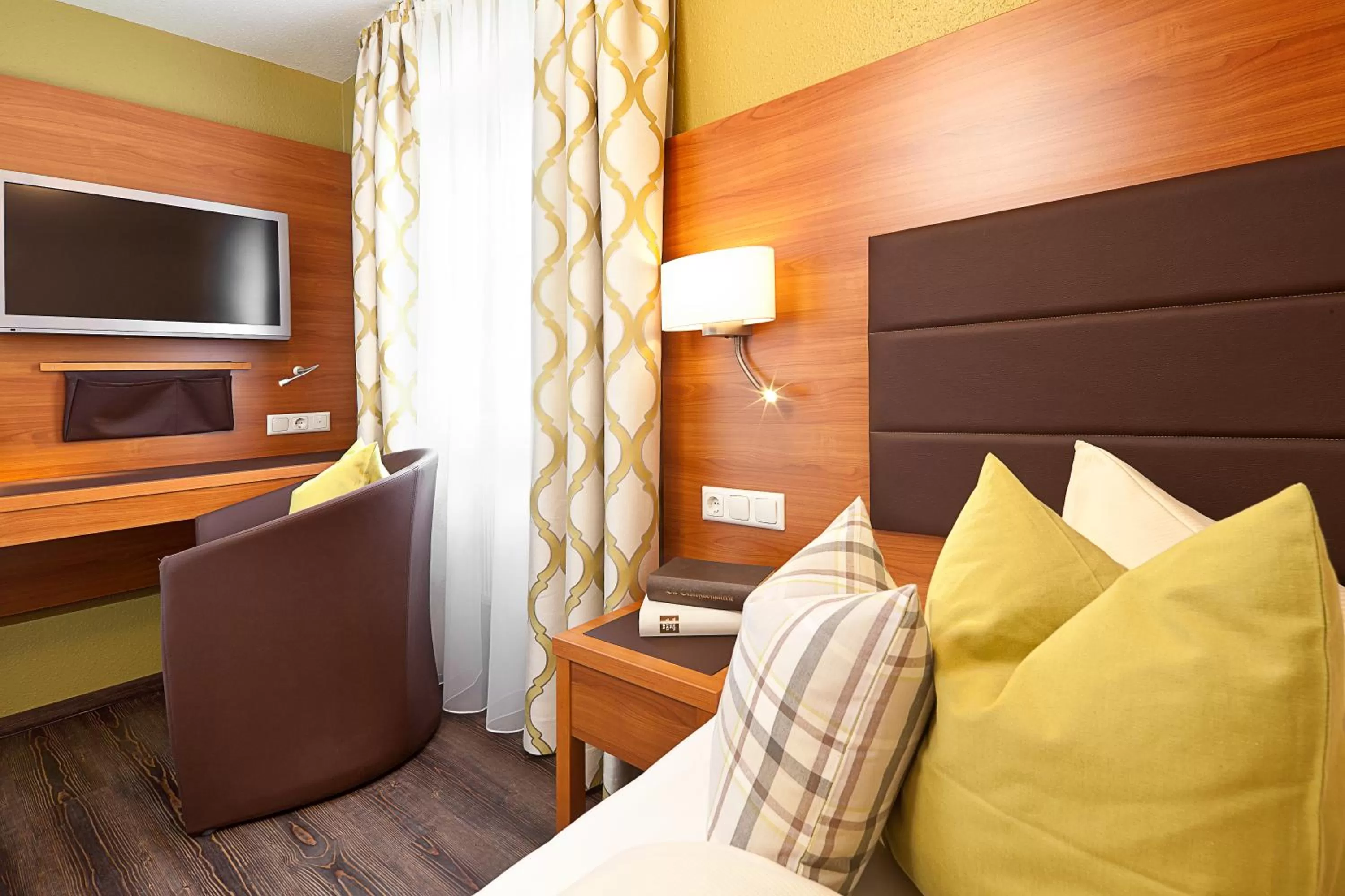 Photo of the whole room, Bed in Altstadthotel "Zum Hechten"