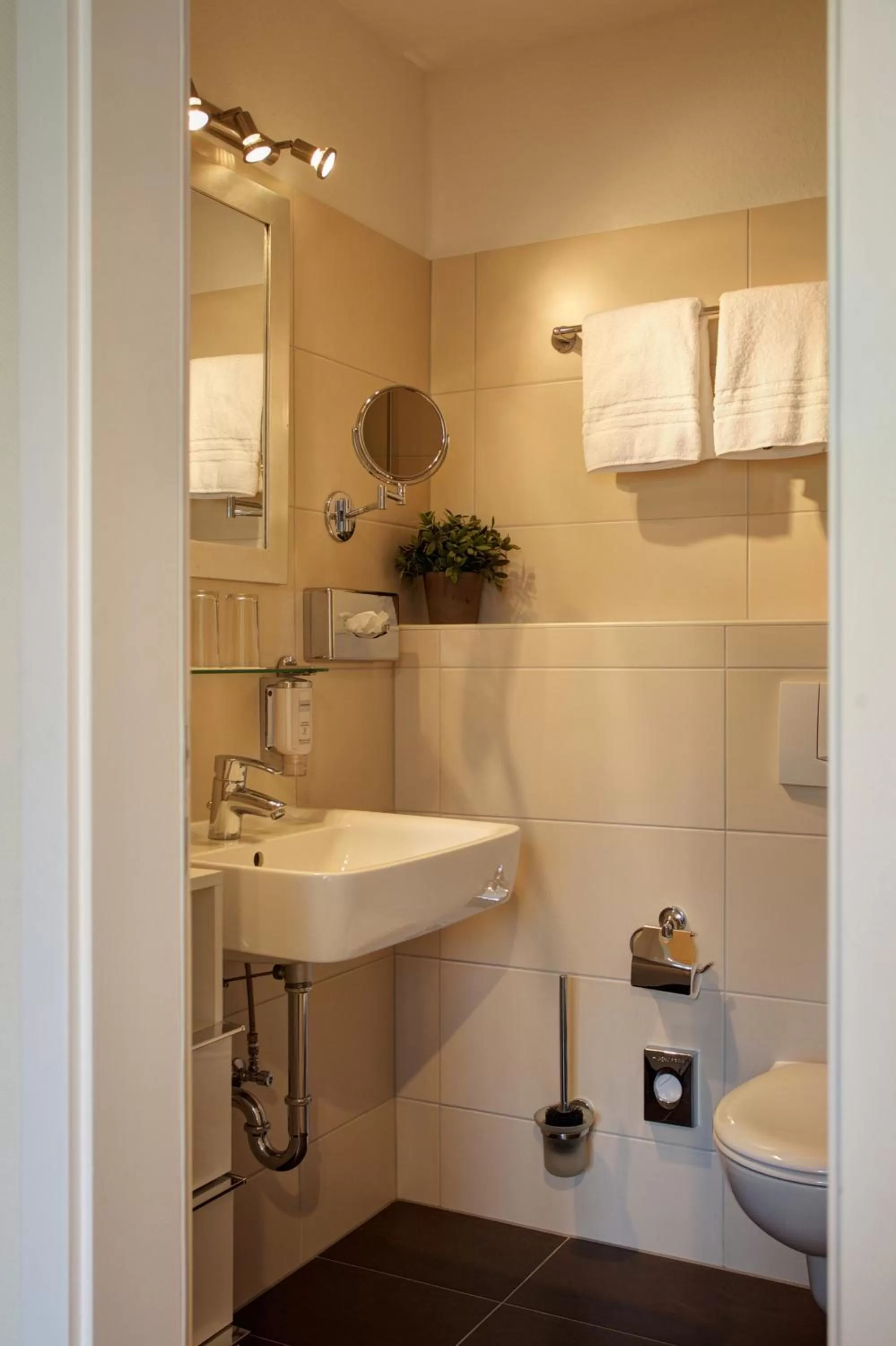 Bathroom in Das Frühstückshotel Sankt Peter-Ording