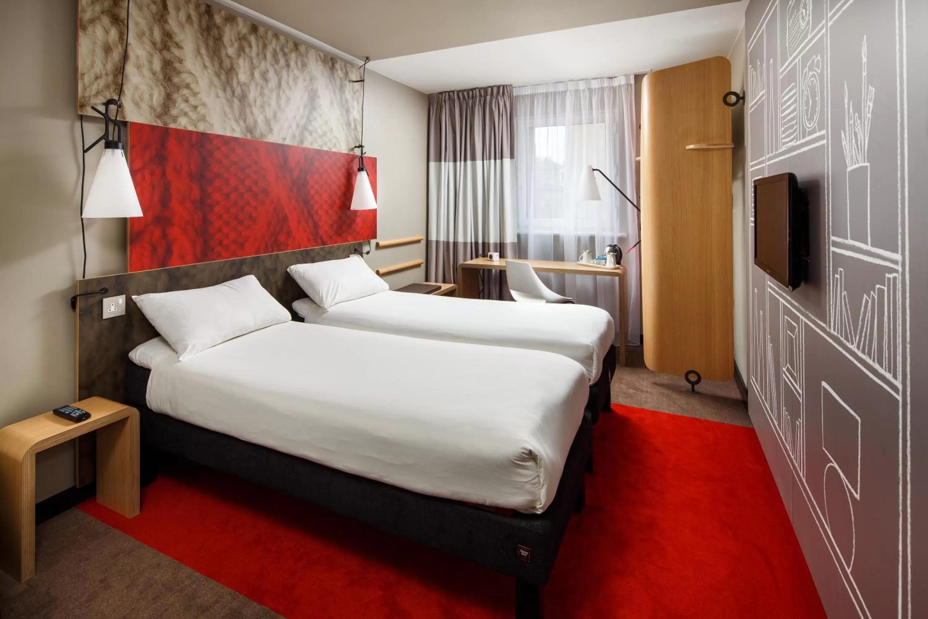 Shower, Bed in ibis Glasgow City Centre – Sauchiehall St