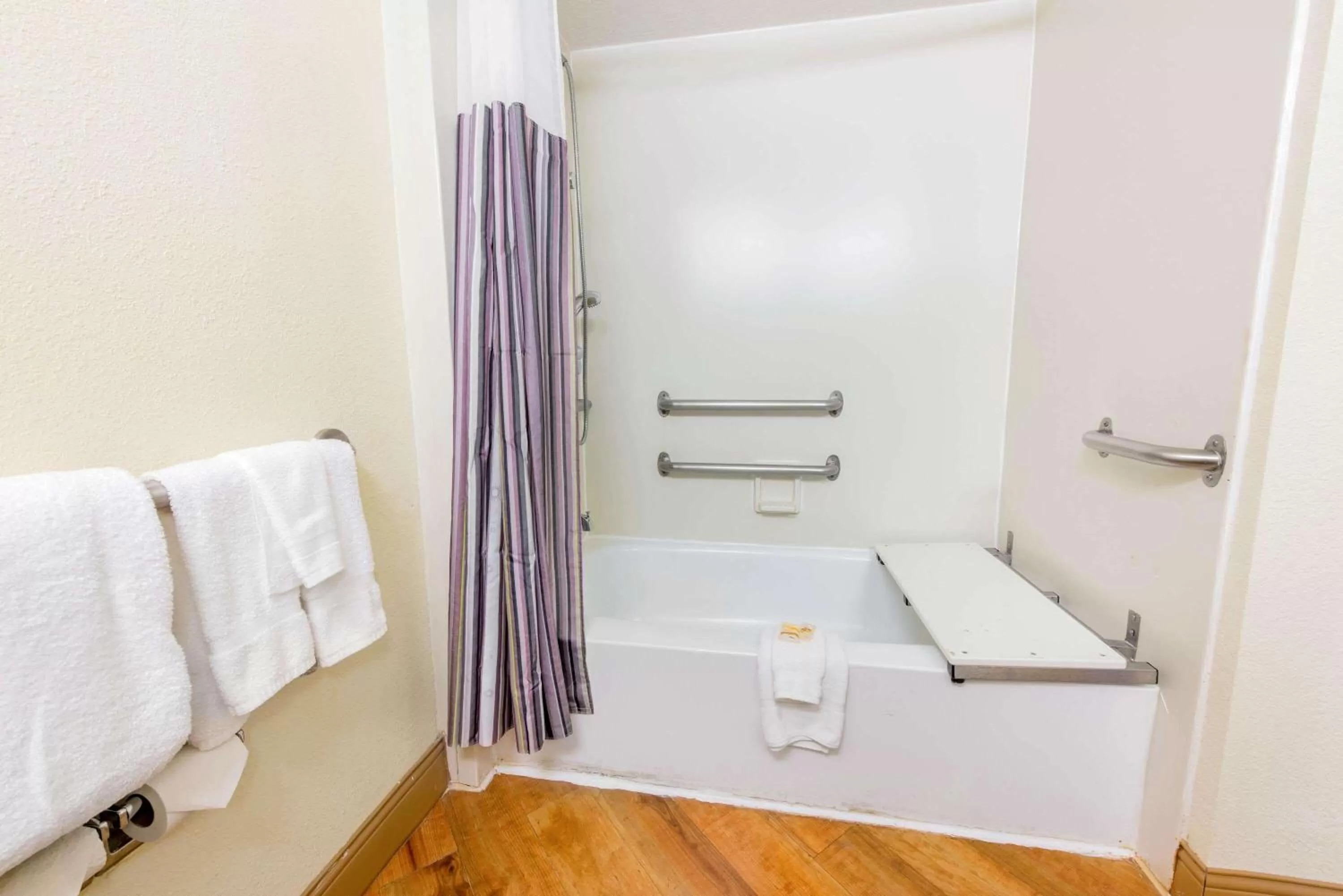 King Room with Roll-In Shower - Mobility/Hearing Accessible - Non-Smoking in La Quinta by Wyndham Ft Lauderdale Cypress Creek