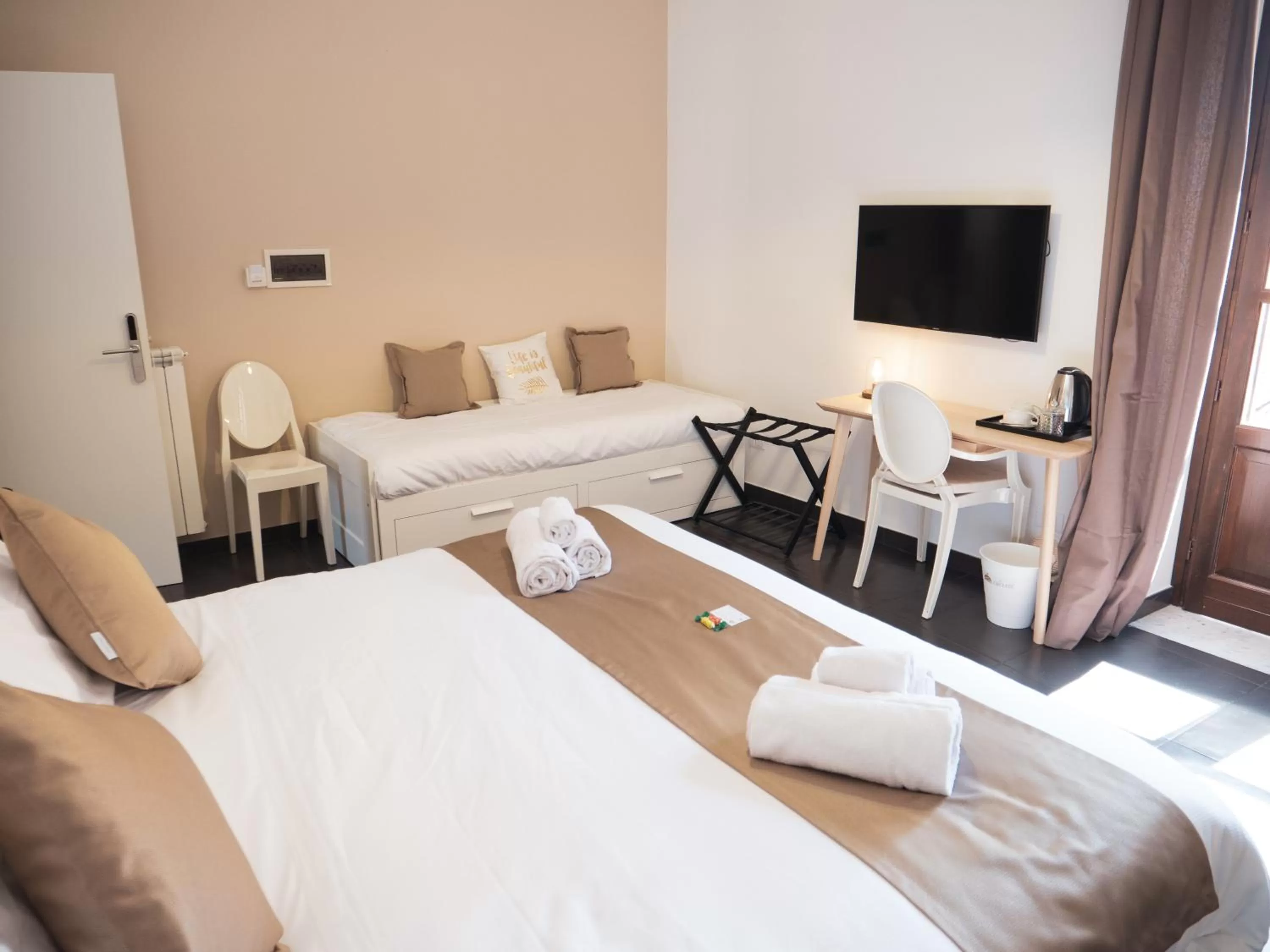 Photo of the whole room, Bed in DhOME B&B