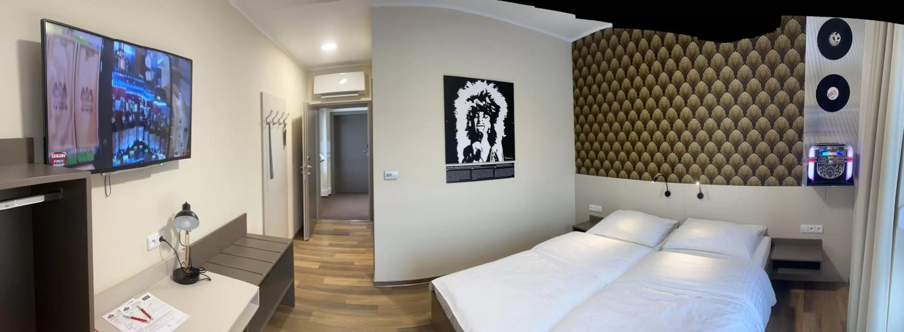 Bed in Jukebox Hotel