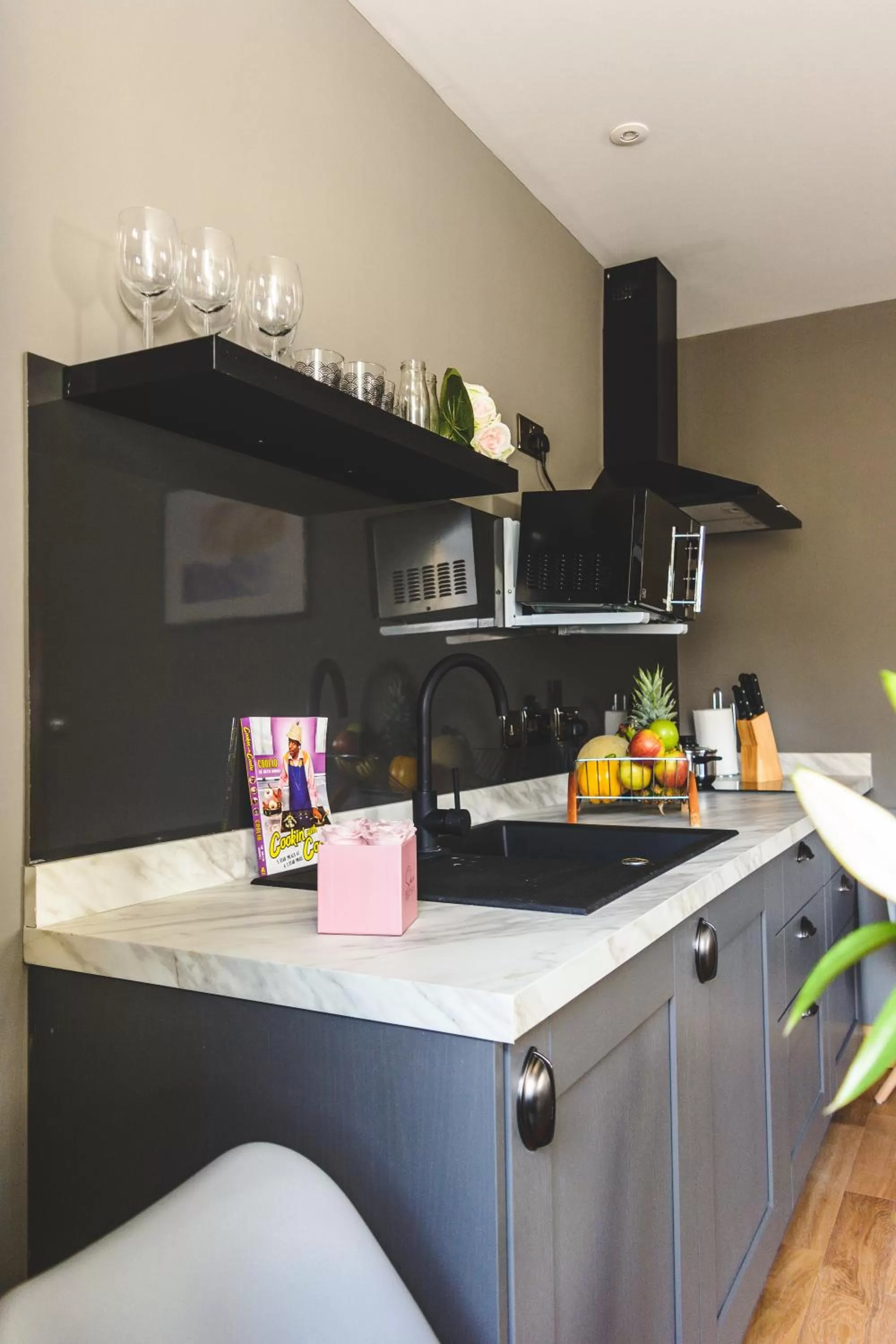 Kitchen or kitchenette in MONO Suites Old Town