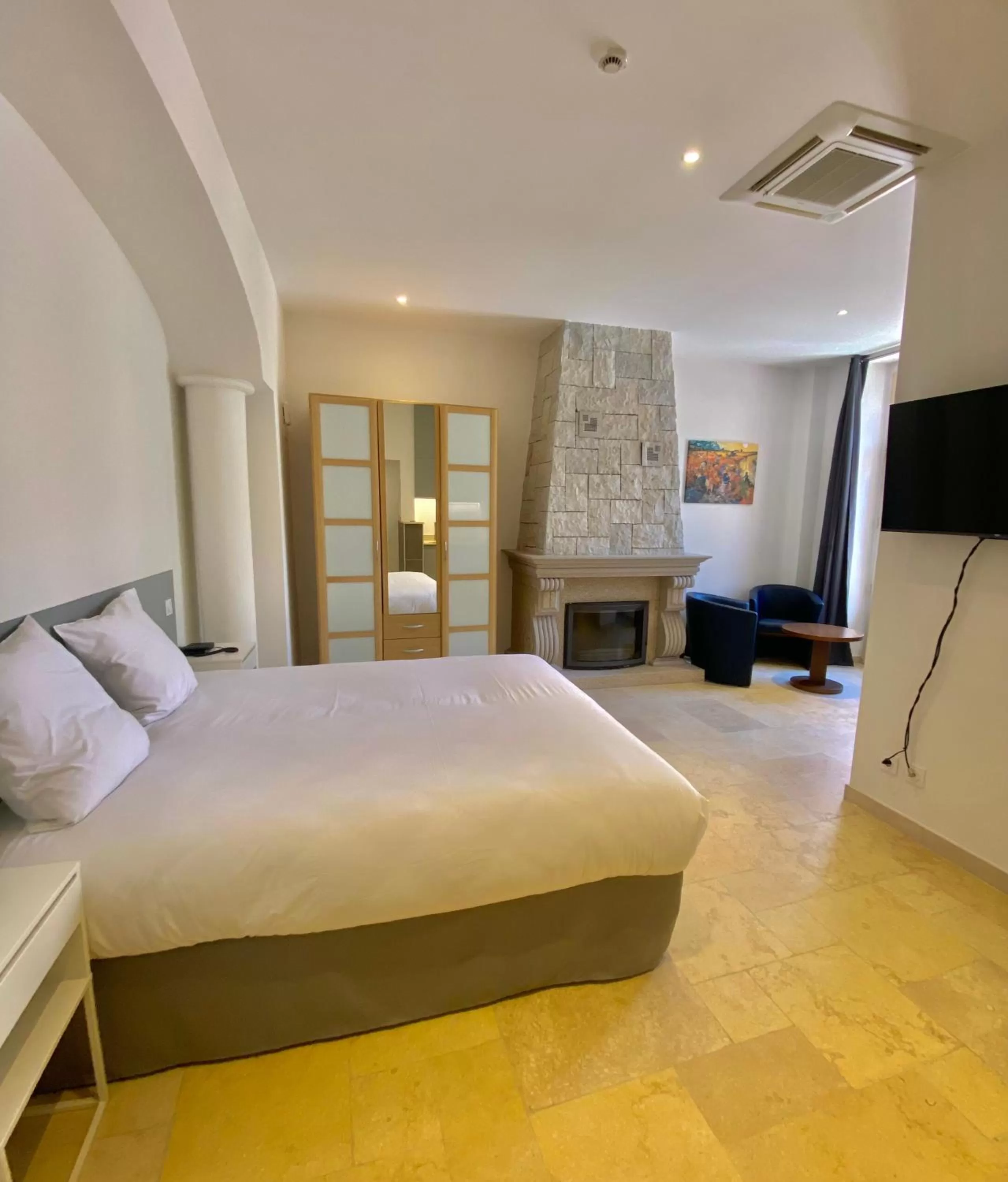 Bed in Hôtel La Falaise