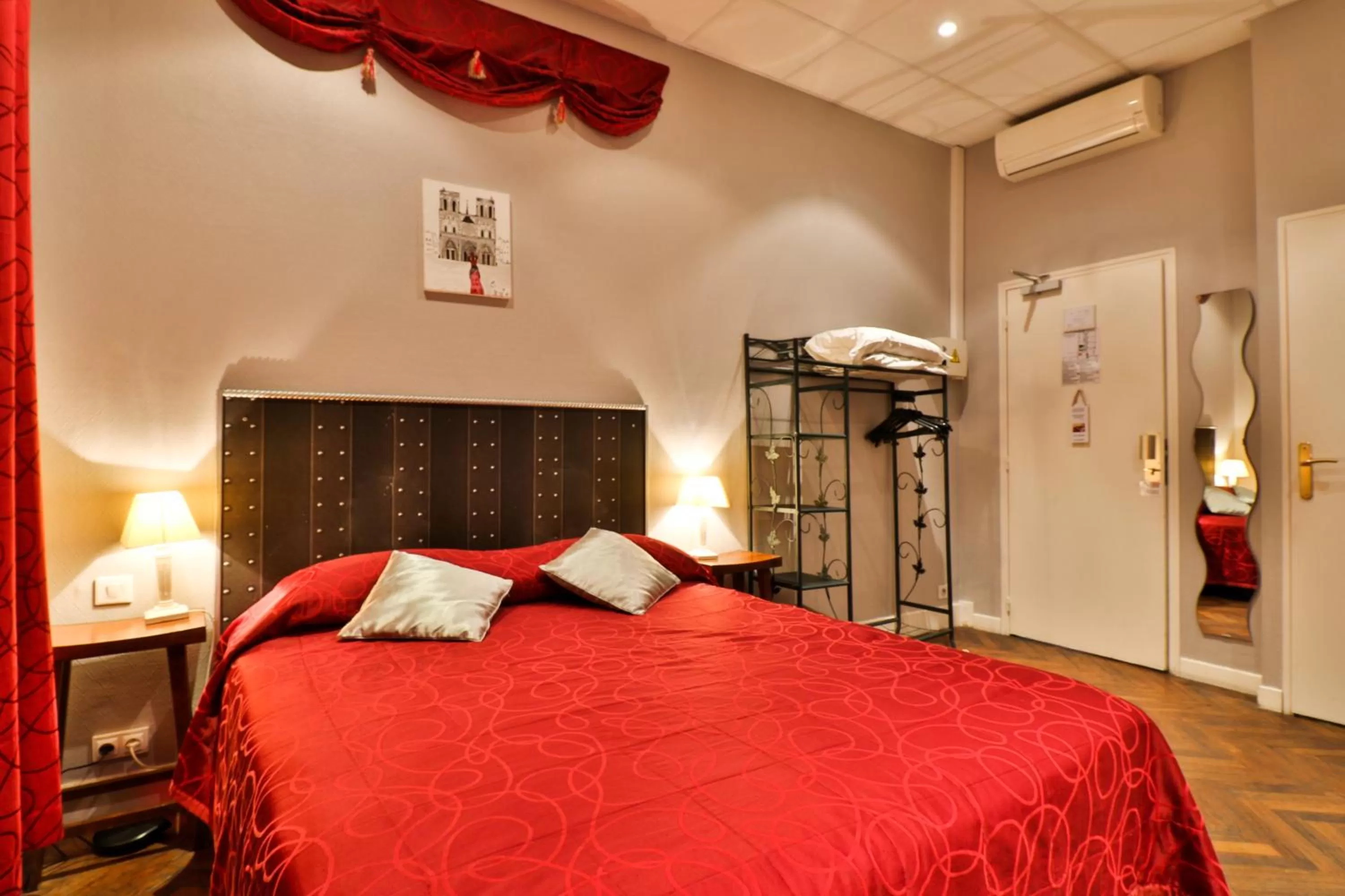 Photo of the whole room, Bed in Hotel Victor Hugo Nice