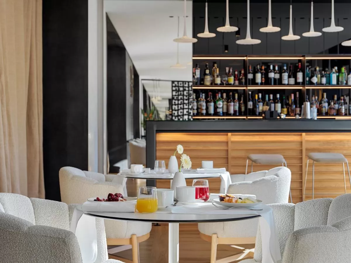 Lounge or bar in H10 Port Vell 4* Sup