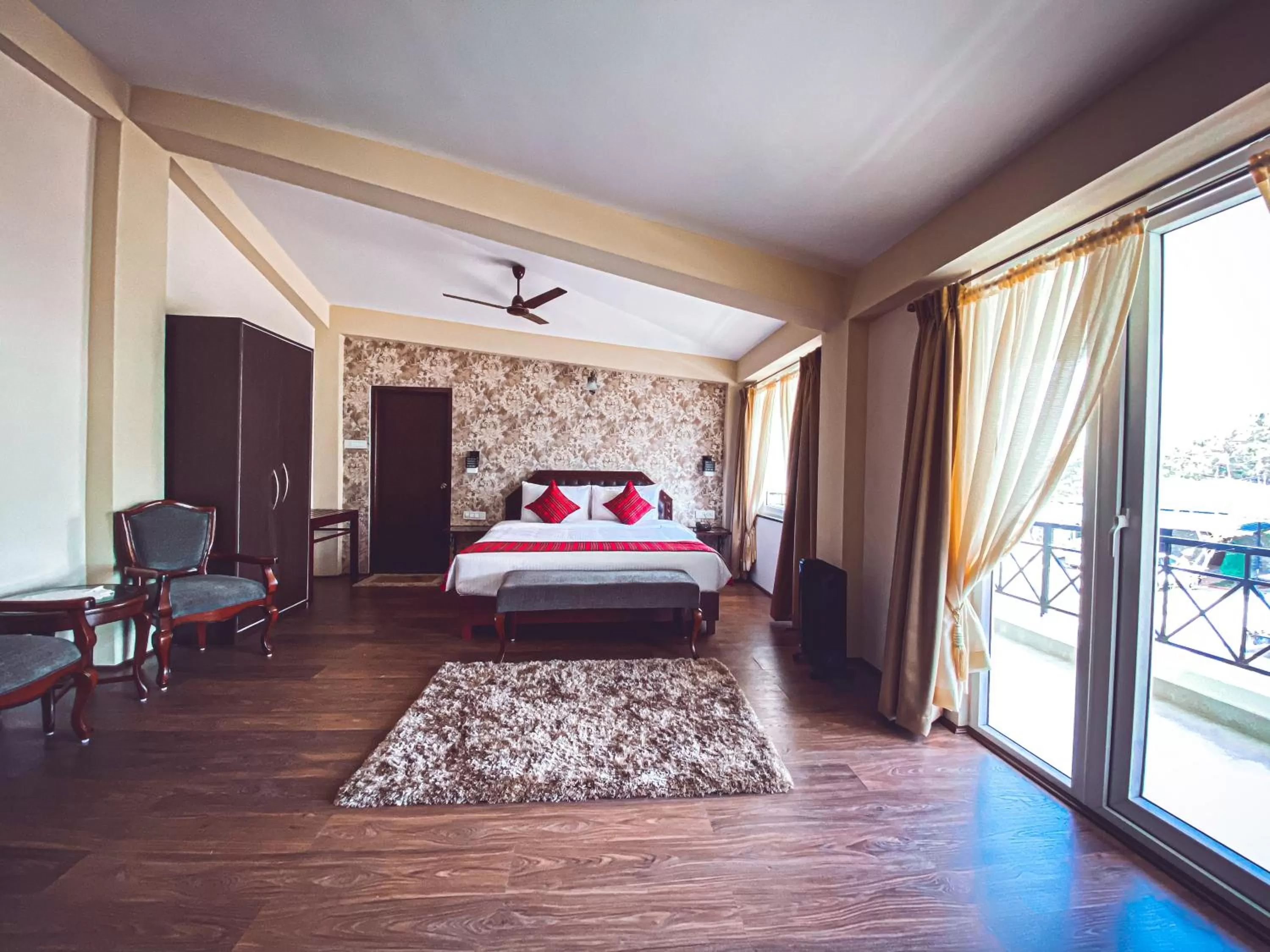 Photo of the whole room in Windermere Inn