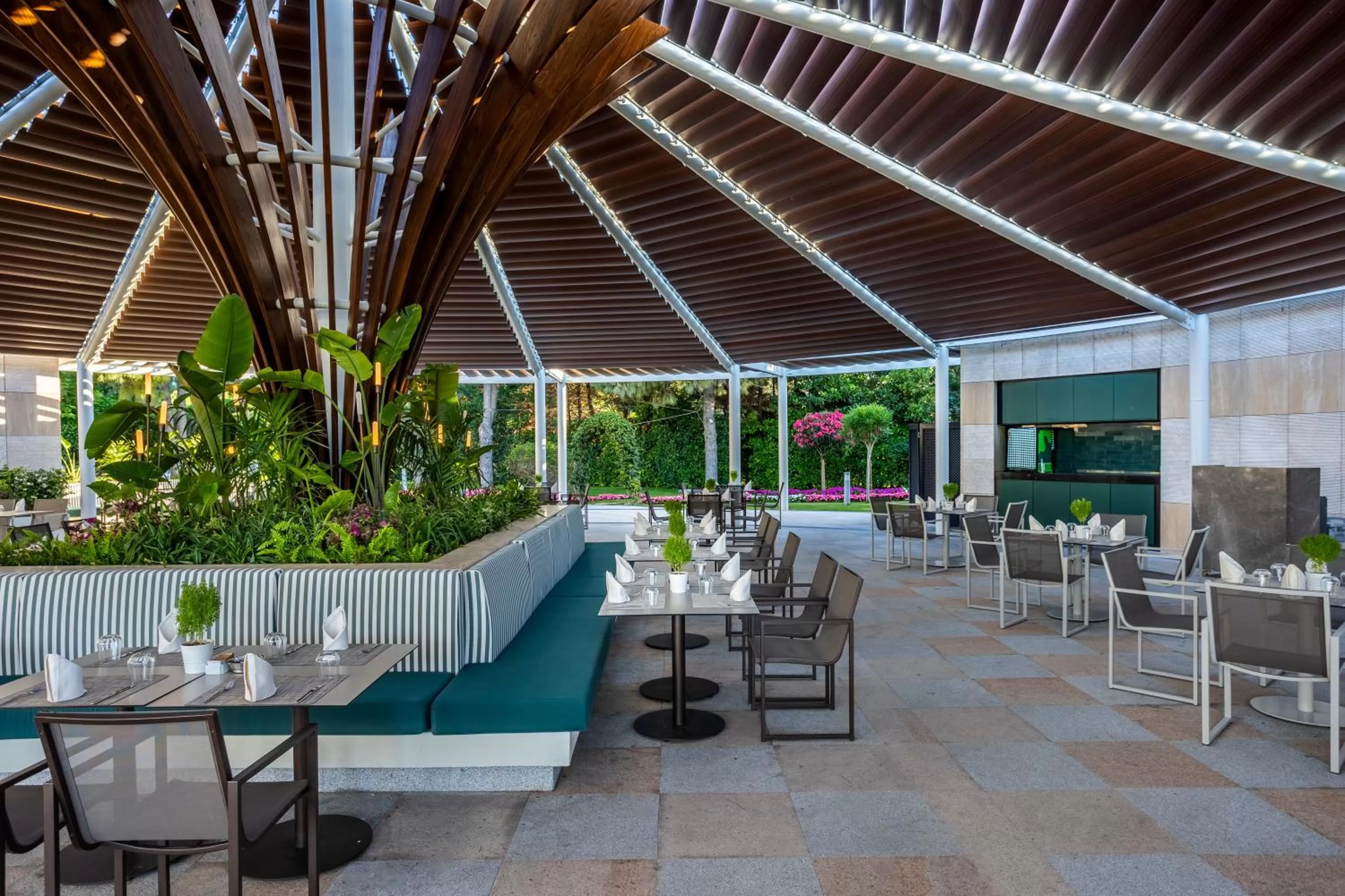 Restaurant/places to eat in Calista Luxury Resort