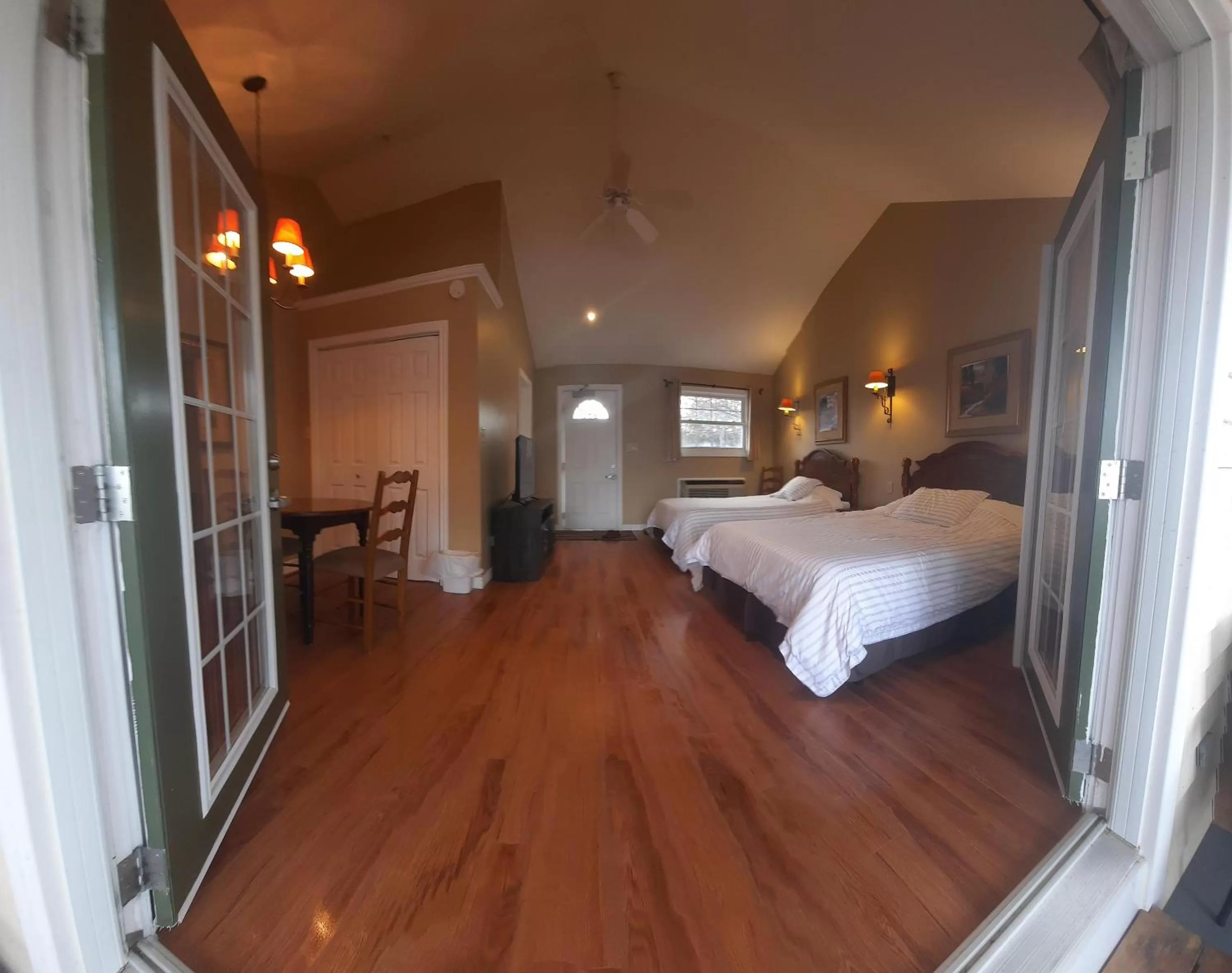 Bedroom in Burleigh Falls Inn