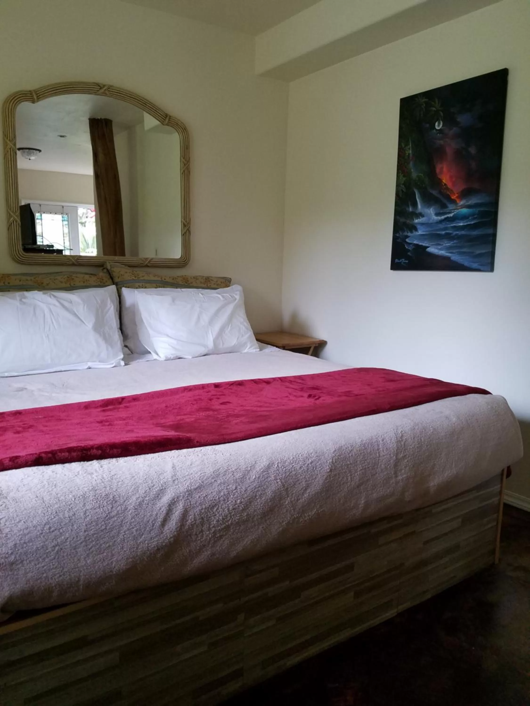 Bed in Aloha Crater Lodge