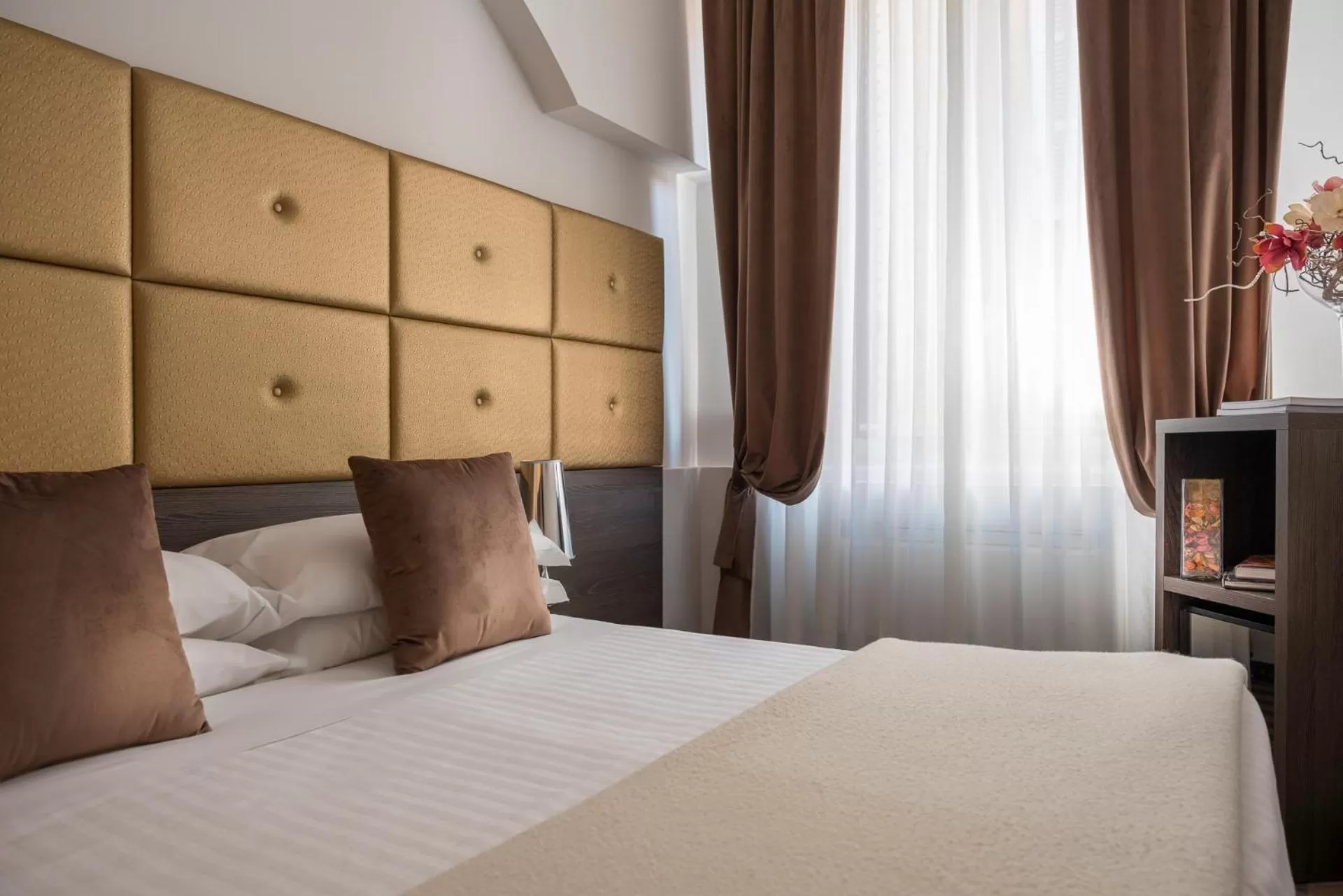 Photo of the whole room, Bed in Albergo Rossini 1936