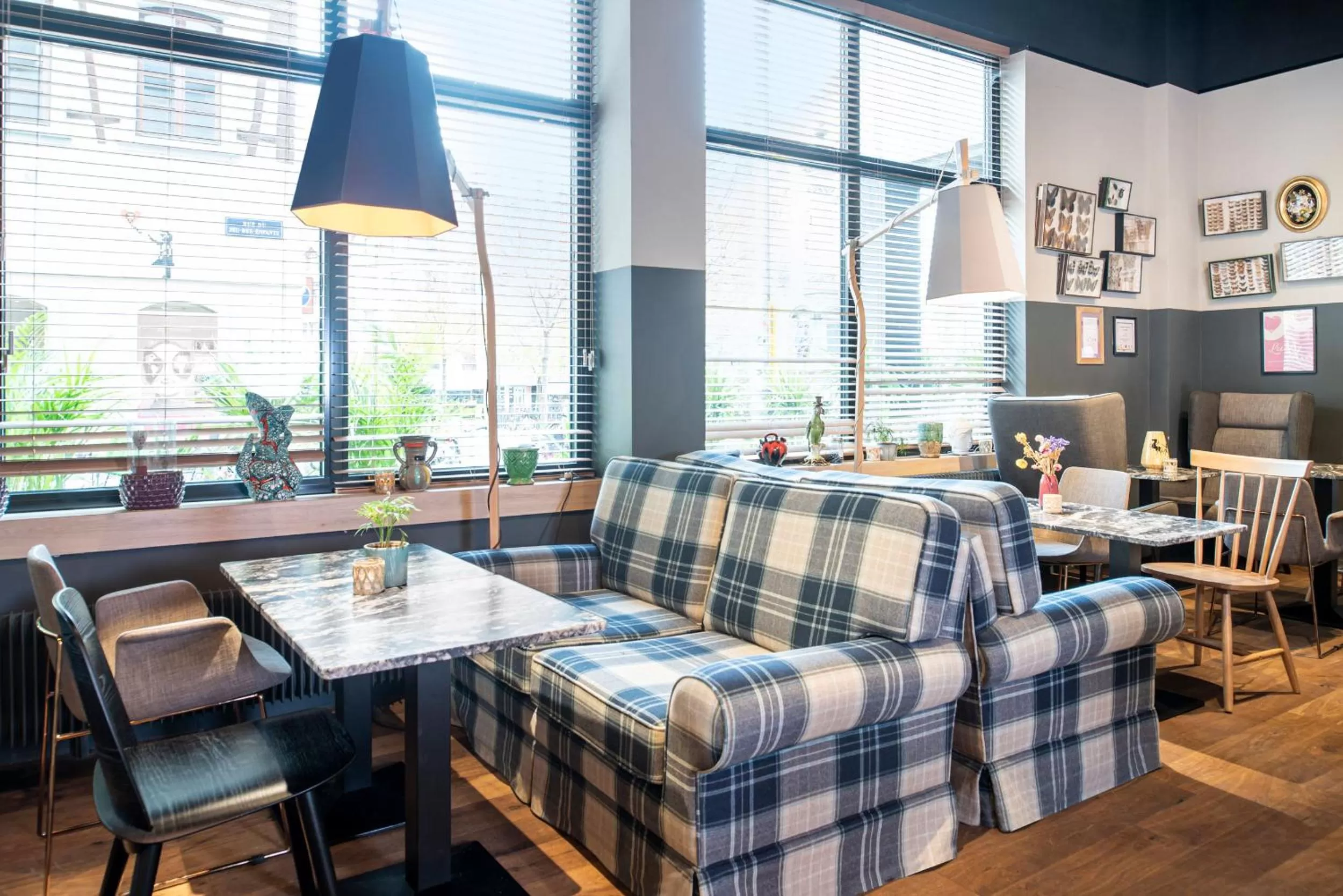 Lounge or bar in Hotel Kaijoo by HappyCulture