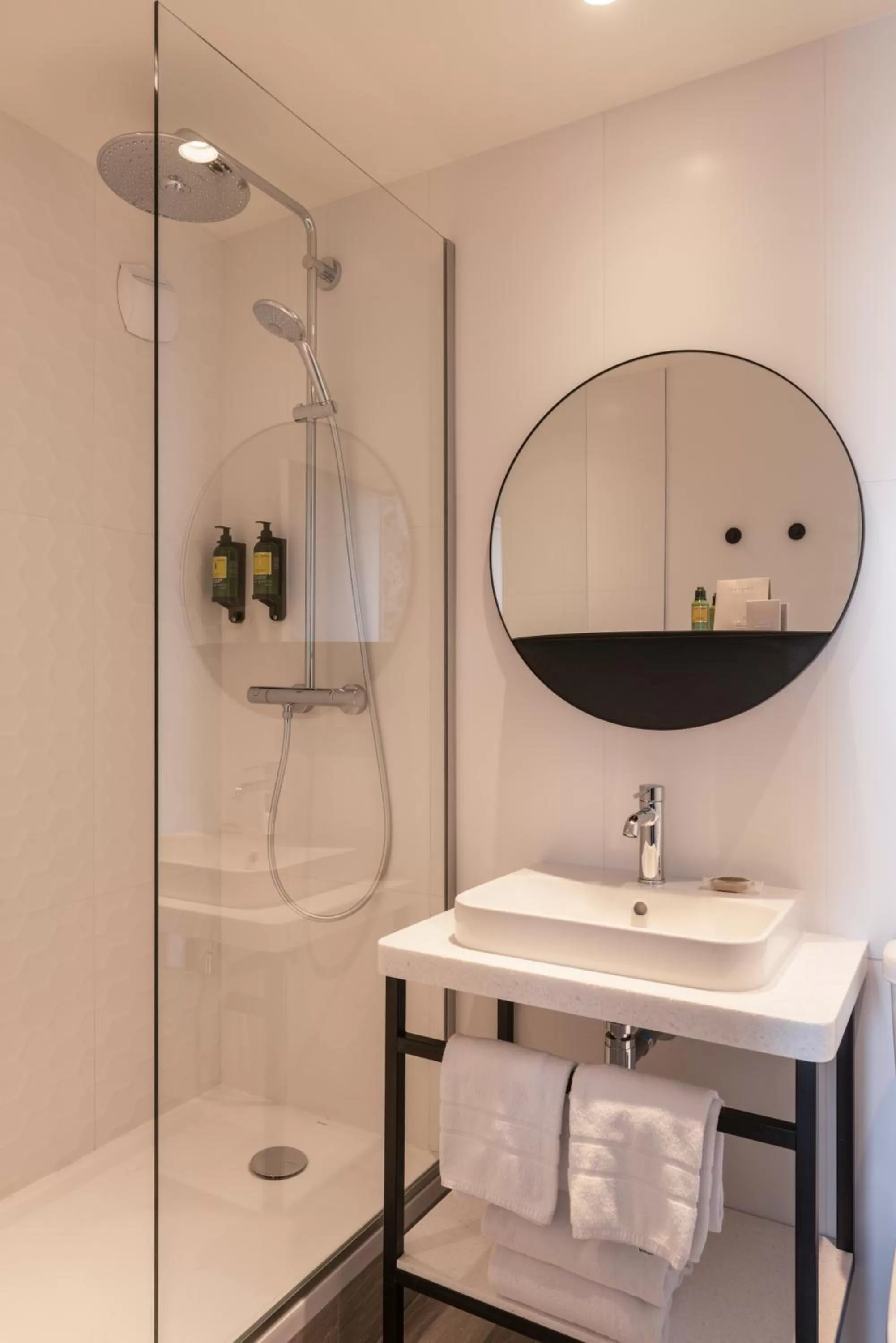 Bathroom in Leonardo Boutique Hotel Paris Opera